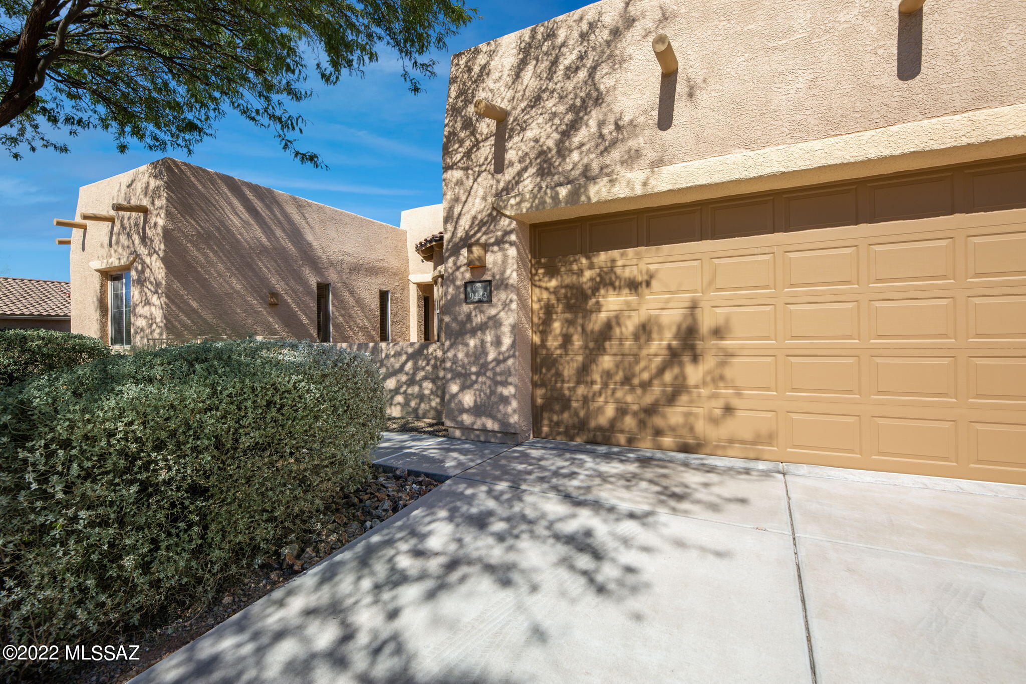 1/3 ACRE Abuts Wide, Natural Common Area! TREMENDOUS 180 DEGREE MOUNTAIN VIEWS! North facing back yard & Patio w/BBQ stub! Sparkling Pool! Sip a cool drink & watch the mtns turn shades of Pink as the sun sets! Yard extends into wide side yards. Each day is a vacation! Luxury Pulte Homes Architecture w/gated courtyard & curved wall at office/den! Central GREAT ROOM opens to kitchen, office/den & dining room! YES, there's wall space for formal dining furniture! Kitchen has full length, stacked Maple cabinets w/desk & sep counter for coffee bar! High-end Black Granite counters w/full granite backsplash! 1/2 bath for guests! Private Baths for residents! 2 WALK-IN CLOSETS, & sep. vanities at owner's bath! Soaking tub & oversized sep shower. Community park/walking trail across street!