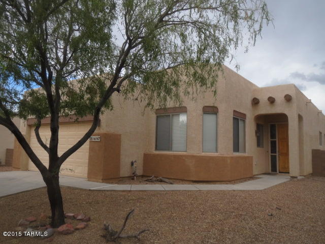 SPECTACULAR SANTA FE DESIGN WITH RAISED CEILINGS, GREAT ROOM, GRANITE COUNTER
TOPS AND FIREPLACE. EVERY ROOM HAS CEILING FANS, MASTER BATHROOM HAS DUAL SINKS, KITCHEN INCLUDES A PANTRY AND LOTS OF CUPBOARD SPACE. SANTA RITA SHADOWS HAS SOME OF THE WIDEST LOTS IN THE AREA GIVING YOU GREAT MOUNTAIN VIEWS.