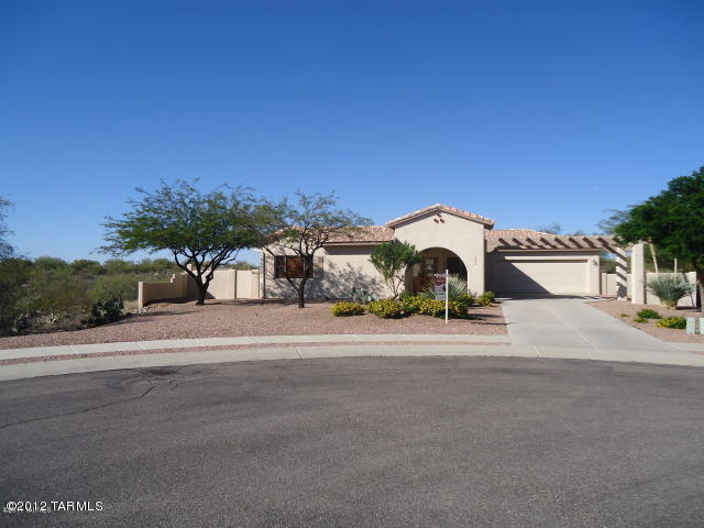 Beautiful 4bdr/3ba home in Rancho Vistoso! Fabulous split bedroom floorplan w/guest suite. Open living room, family room w/fireplace,
spacious kitchen, Master suite w/patio access, oversized (long) two car garage, stunning mountain view, sparkling pool, private lot, end of cul-de sac
and much more!