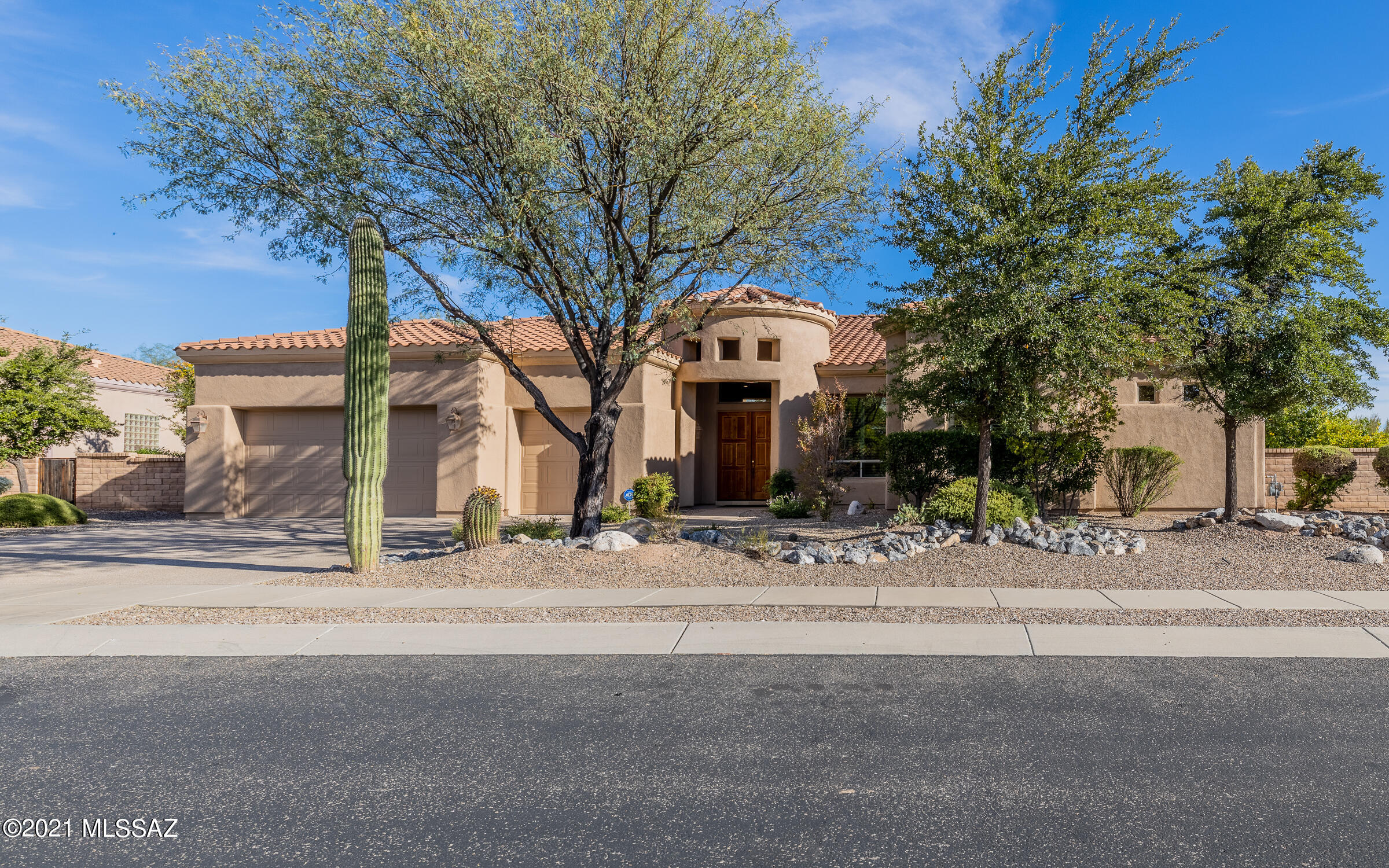 Beautiful AF Sterling located in popular gated Pinnacle Ridge! This well maintained home has a split bedroom plan & an open rm concept, including your formal dining, living & kitchen that extends out into the family rm. Cozy & neutral tones throughout. Well equipped kitchen offers a pantry, easy care granite counters & plenty of space. Generous master suite shares his/her closets & vanities. Situated on one of the largest lots in the neighborhood, your opportunities are endless. Currently featuring a putting green, lush vegetation & spectacular mountain views but plenty of room to add a pool/spa & outdoor kitchen! 3 car garage w/ample storage. New exterior paint, 6 new windows & new dishwasher. New roof scheduled to be installed Jan 2022.  Backyard fountain conveys AS IS.