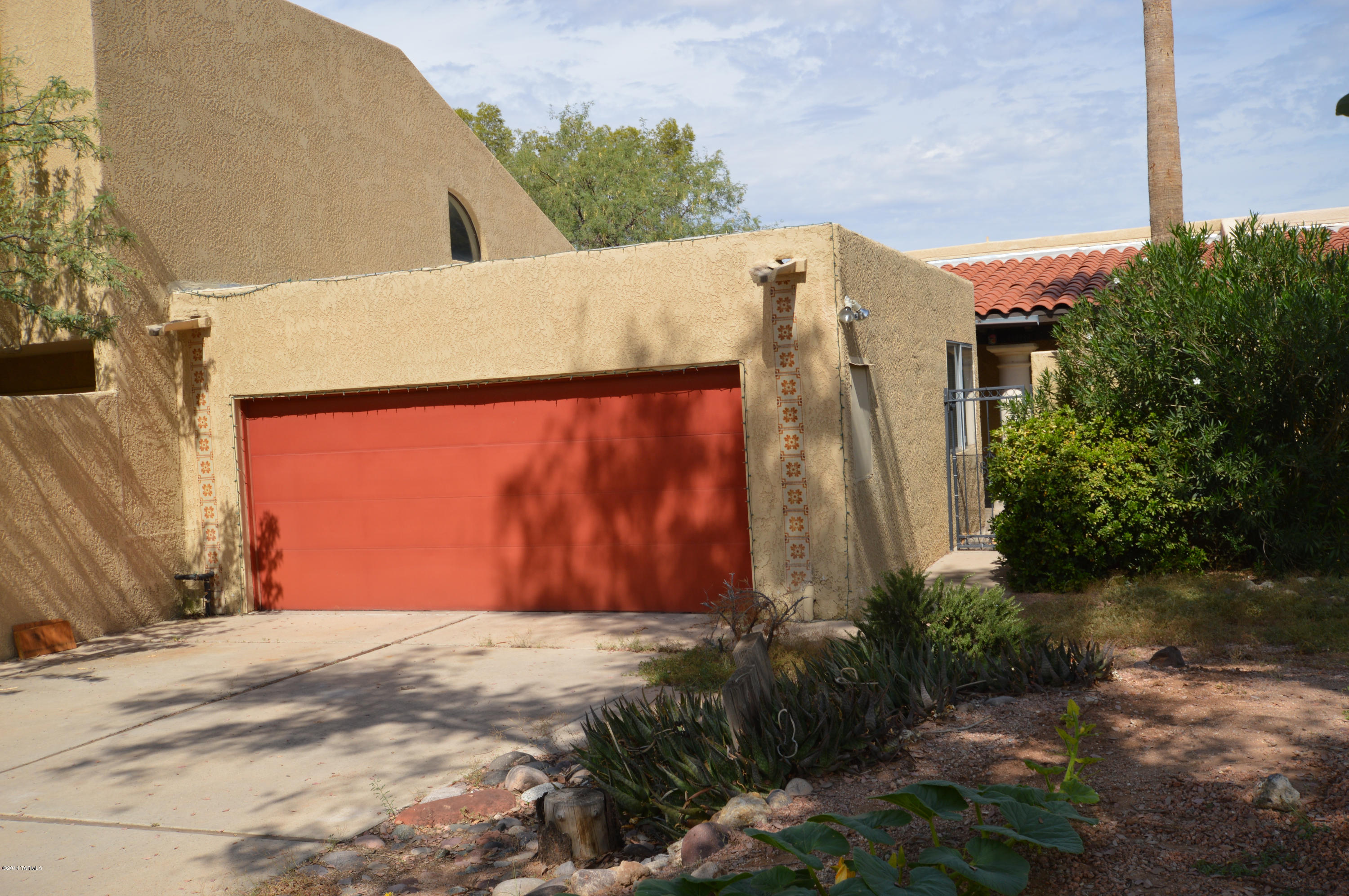 Elegant garden townhome with community pool and lovely grounds. High open beamed ceiling, fireplace, newer carpet beautifully tiled master bath. Custom upgraded kitchen and spacious dining area. Quiet and secluded location nestled in near Pima and Craycroft. This one won't last long so....CALL NOW!