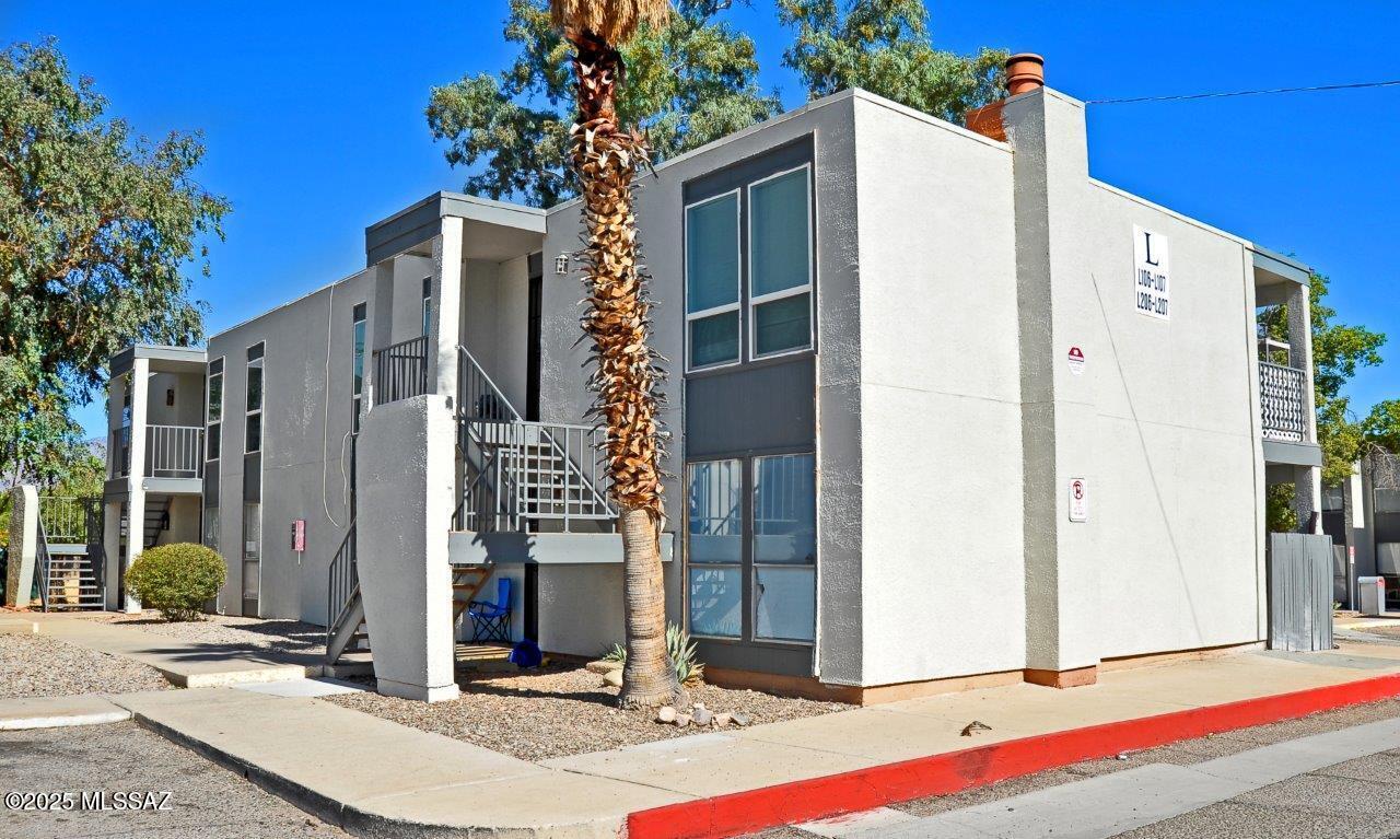 Tile entry greets you to this bright and airy downstairs unit. This is one of only a few larger units that came with 3BD/2BTH. There is new vinyl flooring in the bedrooms and living room. Fans can be found in the dining room and kitchen. HOA covers landscaping, water, roof exterior maitenance, water heater, and pool. Fantastic location with easy access to shopping, nightlife entertainment, buslines, and restaraunts.