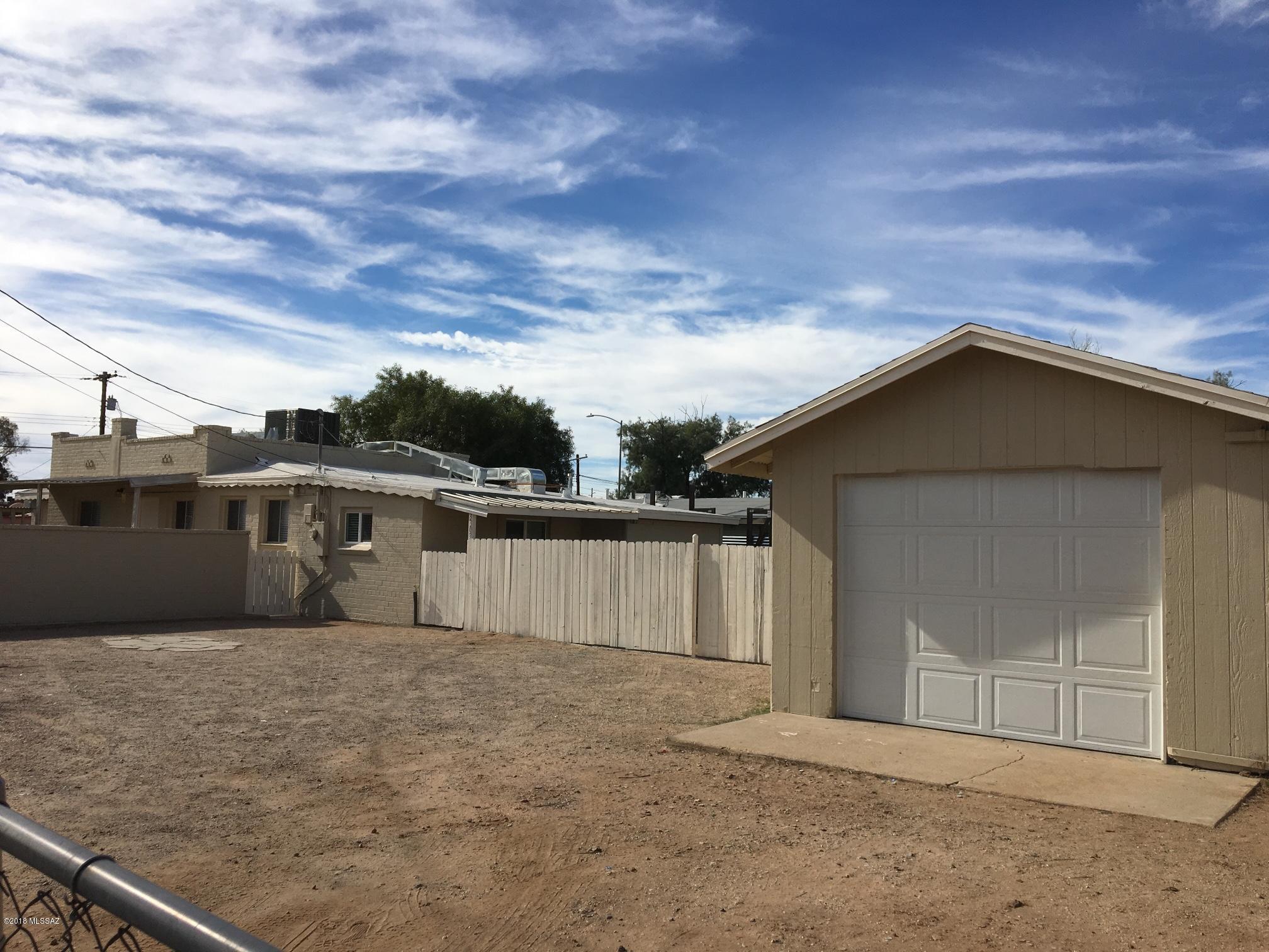 Remodeled 3bed 2bth brick home on a large lot.  Carpet & tile flooring throughout, black appliances, granite counter tops, & lots of cabinets in kitchen. Close to shopping, schools, & bus line. **This one's pet-friendly**This property located at 3303 N Los Altos Ave in Tucson is ready for you to make it your new home!

# of Pets Allowed: 4 Wt Limit: 300 lbs total for all pets. Breed Restricts Apply. Nonrefund Pet Fee Per Pet: $200 for individ pet wt of 100 lbs or less. $250 for individ pet wt of 101 lbs-120 lbs.
