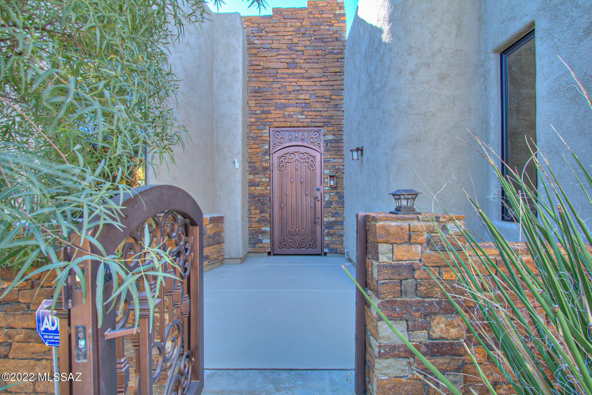 Gated Stone Village nestled against the entrance to Stone Canyon & Vistoso Golf Course 4th Green this Kevin Howard designed 4BR/2½BA offers the finest amenities, open floor plan & ideal location. Gourmet Kitchen has GE Profile & Kitchen Aid Stainless appliances, 6 burner gas range, double ovens, computer desk, granite countertops, lots of cabinets, pantry, large center island, breakfast bar & nook. Great room off kitchen has formal dining area. Huge master bedroom suite has huge walk-in closet, executive height vanity w/double sinks, Kohler jetted tub & walk-in shower w/travertine surround. Beautiful travertine floors, new carpet in bedrooms. Laundry room has cabinets & sink. Extended 2 car garage. 2 bedrooms share a Jack & Jill bath. Only 32 homes in this community.