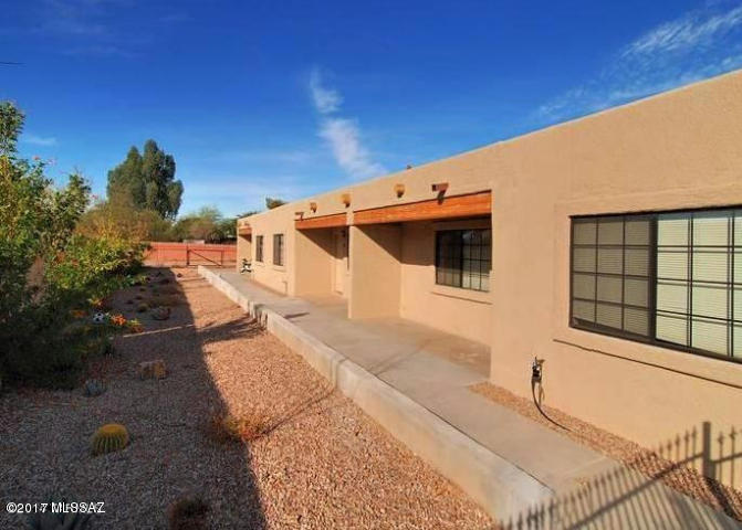 Beautiful End Unit in a fully remodeled triplex in central Tucson! 2 Bdrm/1bath with ceramic tile throughout. Natural lighting in Great room, efficient upgraded galley kitchen with dinette area. AC, Washer/dryer hook-up and nice low care backyard with storage. Water is included in rent. Just minutes away from El Con Shopping Mall, restaurants, & UA. On Bus Line, convenient to Reid Park with Zoo, Golf Course, Exercise Track around Park, Open Air Concert Area, High Corbett Field plus more. TUSD Schools, Must see! All Electric Home (Speedway/Country Club)