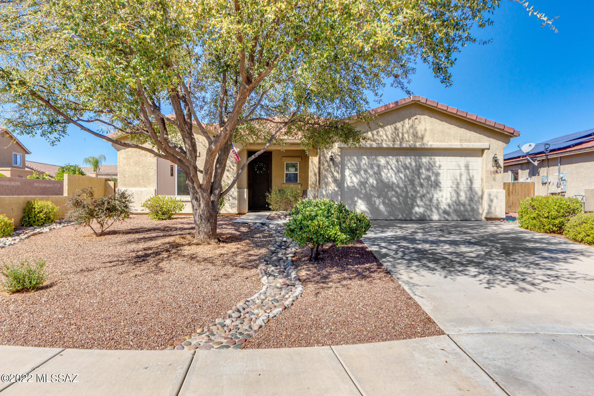 Gorgeous, fabulously maintained home in Black Horse  Ranch subdivision. Beautiful, fully landscaped yards with Mountain views. Pool-sized lot next to common area (to South, no abutting neighbor to the South). Gas Fireplace and Gas Cooktop. New Kitchen wood look flooring. Beautiful designer paint throughout. All appliances stay. Kitchen and baths have ''pull-outs''. New master vanity and New walk-in hall shower (tub removed). All bedrooms have walk in closets. One secondary bedroom is also ''master-sized''! Tiled walk ways thru-out, Laundry room w/ folding cupboard and lg. deep laundry sink. Large shed stays, small shed does not transfer. Large Gas Bar-b-que with hot plate stays. Formal living/ Dining and Family room. Exhaust fan added to Garage.*Sellers require min of 24 hrs response time*