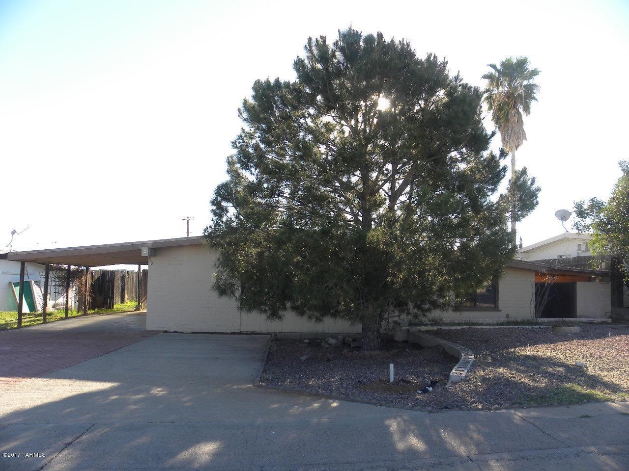 Well located one bedroom, one bath home in the heart of San Manuel. Nice floor plan with bright open kitchen, large living room with a fireplace, spacious rooms, mature vegetation, enclosed backyard, and carport with plenty of room for storage. Expanded bedroom could easily be converted back to two bedrooms. Don't miss this opportunity, come see today! First Time Buyers, complete the HomePath Ready Buyer Ownership Course. Attach certificate to offer and request up to 3% closing cost assistance. Ask Agent for more details. Restrictions apply.