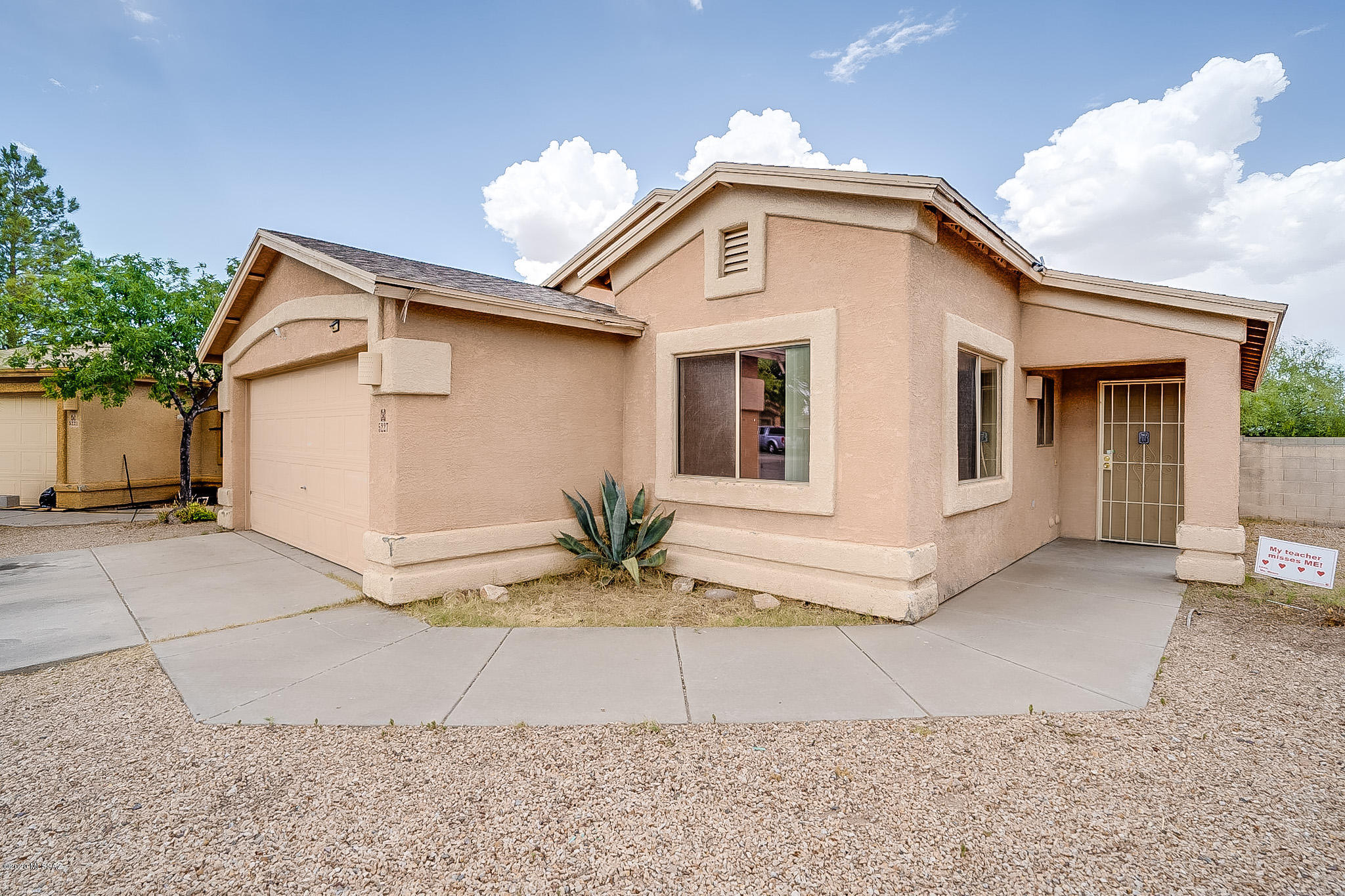 Great cul-de-sac location in Midvale! Backs up  to wash area. This home has vaulted ceilings, Ceramic tile and carpeted floors, sunny kitchen, 3 nice size bedrooms, and a private master bath.Seller owned solar has an upaid balance of $16,500 to be assumed by the buyer.Monthly payment $126.96