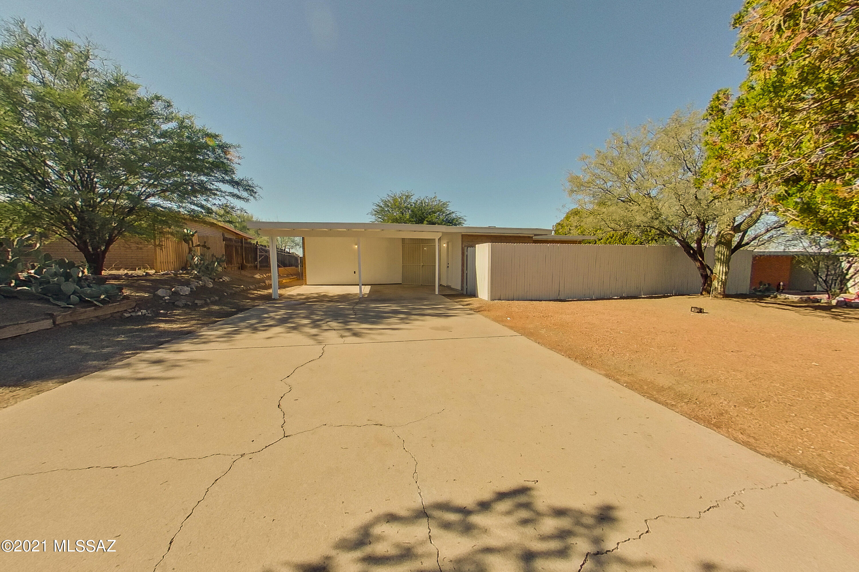 MUST SEE 4 bedroom 2 bath home situated in the community of Horizon Hills .Close to dining and shopping. Kitchen features stainless steel electric range, under cabinet microwave and dishwasher, Light nd bright cabinets. Flooring features laminate  as well as carpet in the right places. Nice storage shed in the backyard and the landscape awaits your personal touches!