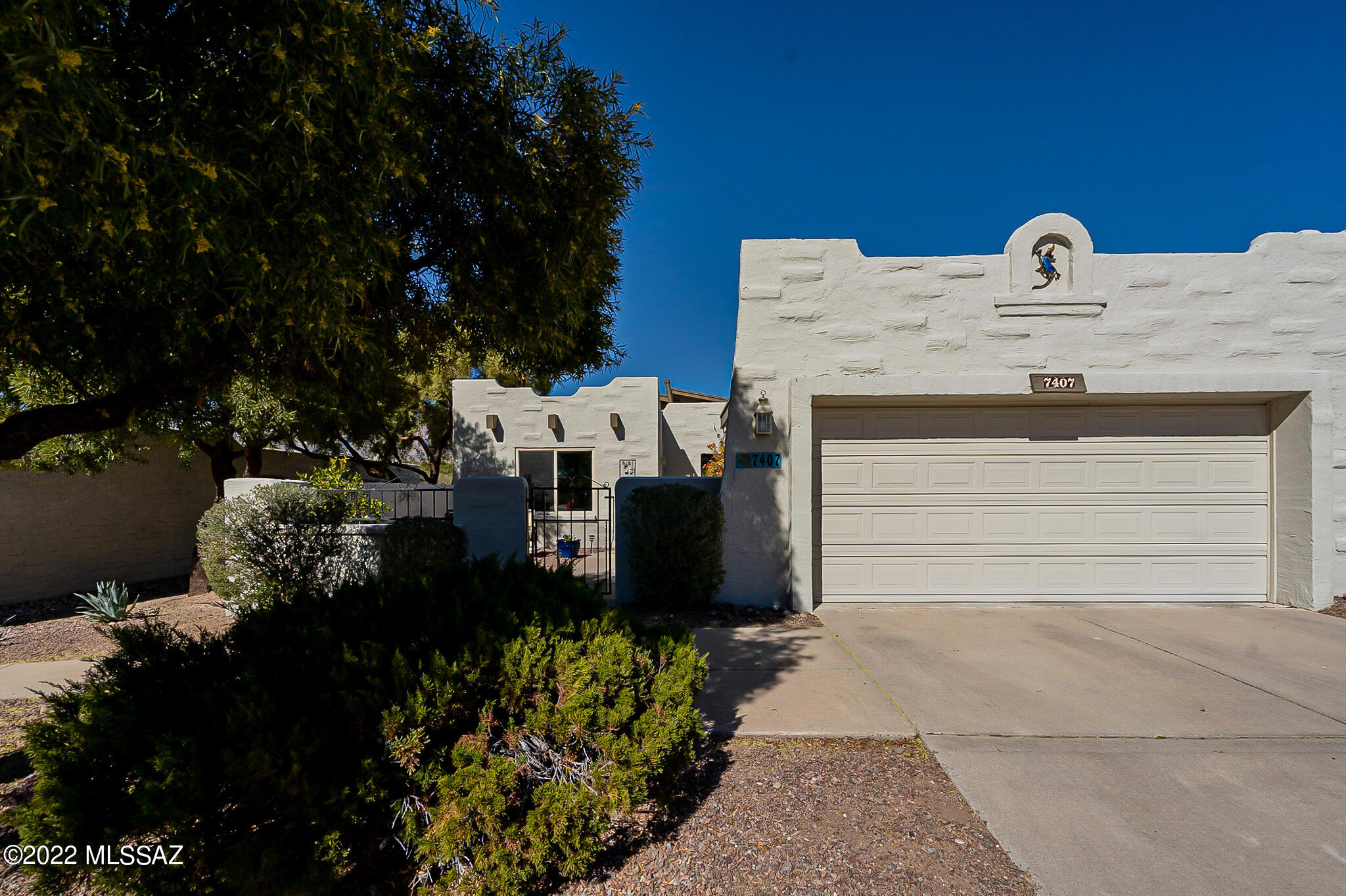 This beautiful 3bed 2bath Townhome has it all.  Total kitchen remodel with an ergonomic layout design equipped with a chef's pantry for all your kitchen toys and serving essentials.  The open floor concept with picture perfect windows where you can get lost looking at the beautiful mountain views.  Owner pride shows with the remodel of the bathrooms and wood looking ceramic tile.  Unwind on the back patio while looking at breath taking views or watch the sunset from the front courtyard area. 
Very mature and established HOA with all your amenities.