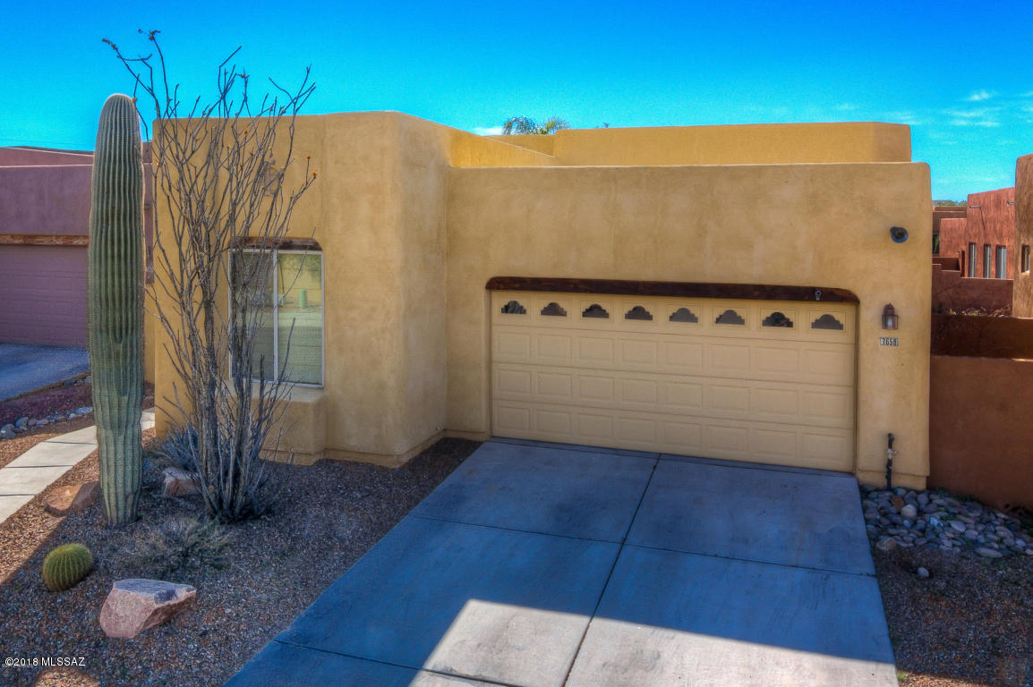 2bed/2bath + den contemporary Santa Fe style. This clean & bright home with private courtyard entry has stunning 12ft exposed beam ceiling, lots of natural light & greatroom open to kitchen. Split bedroom plan has large primary suite w/ walk-in closet. Plenty of storage throughout w/ walk-in laundry room & built in storage shelves. Pets considered. Backyard has covered patio. This hidden neighborhood has easy access to shopping, dining, Pantano River walk & LOOP bike path!