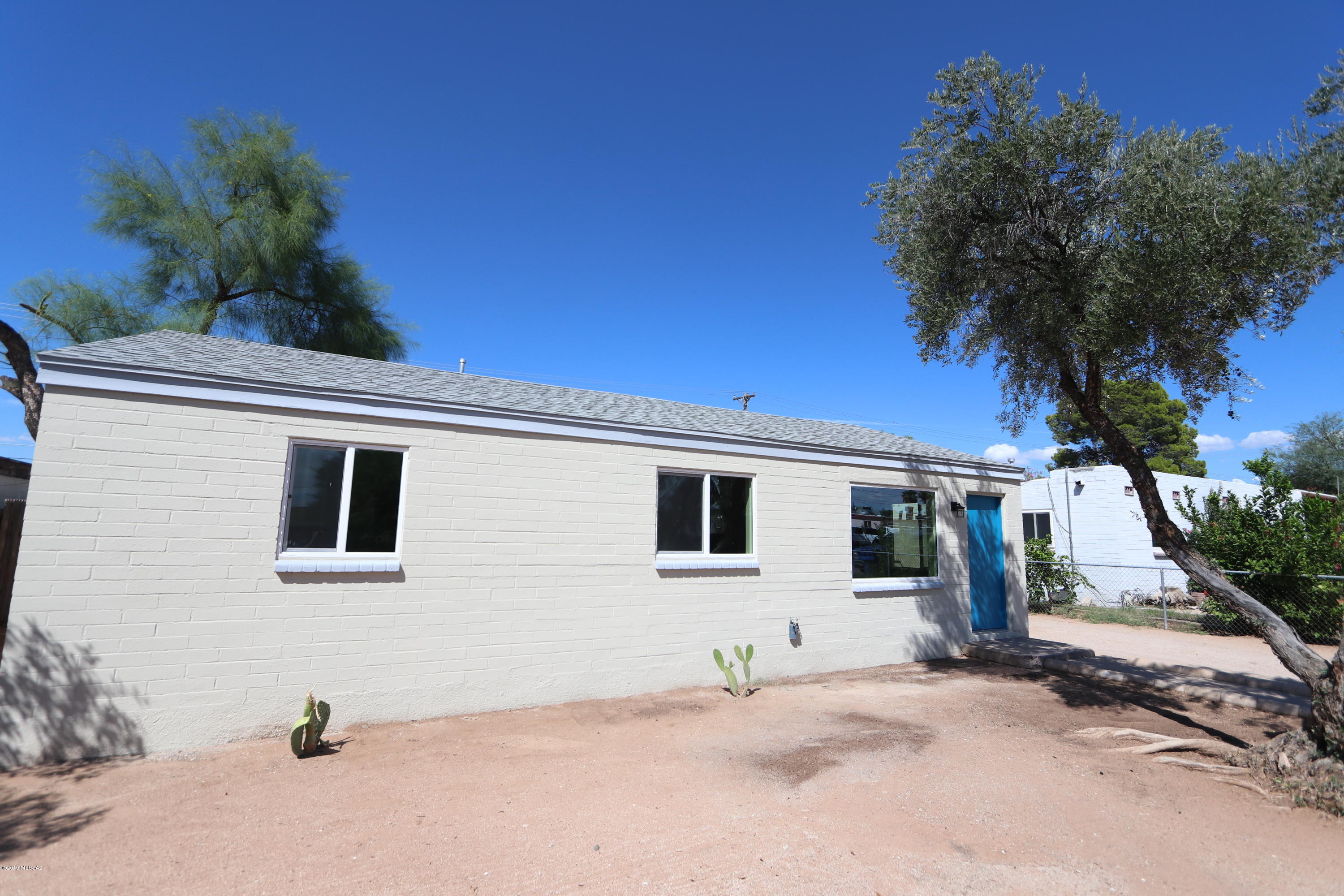 Move in ready home with contemporary interior walking distance to Linden Park.  Convenient central location.  This 3 bedroom 1 bath bungalow is adorable with modern plank flooring, plush carpet, stainless steel appliances, chic tile shower surrounds, fresh exterior paint and so much more. Check it out today!
