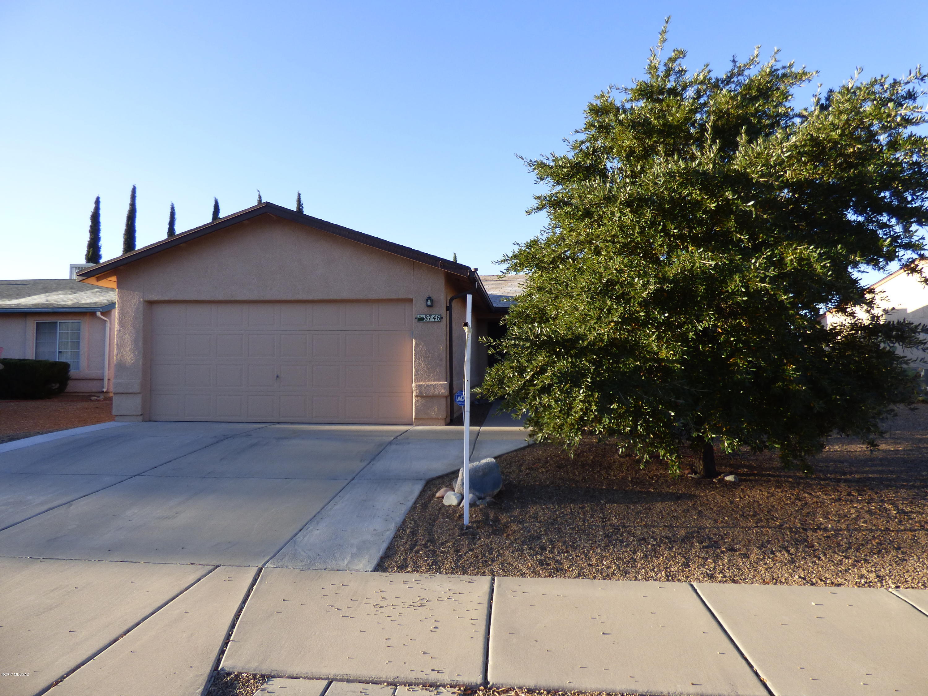 Great 3bed/2bath, 2 car garage, great location close to DM.
