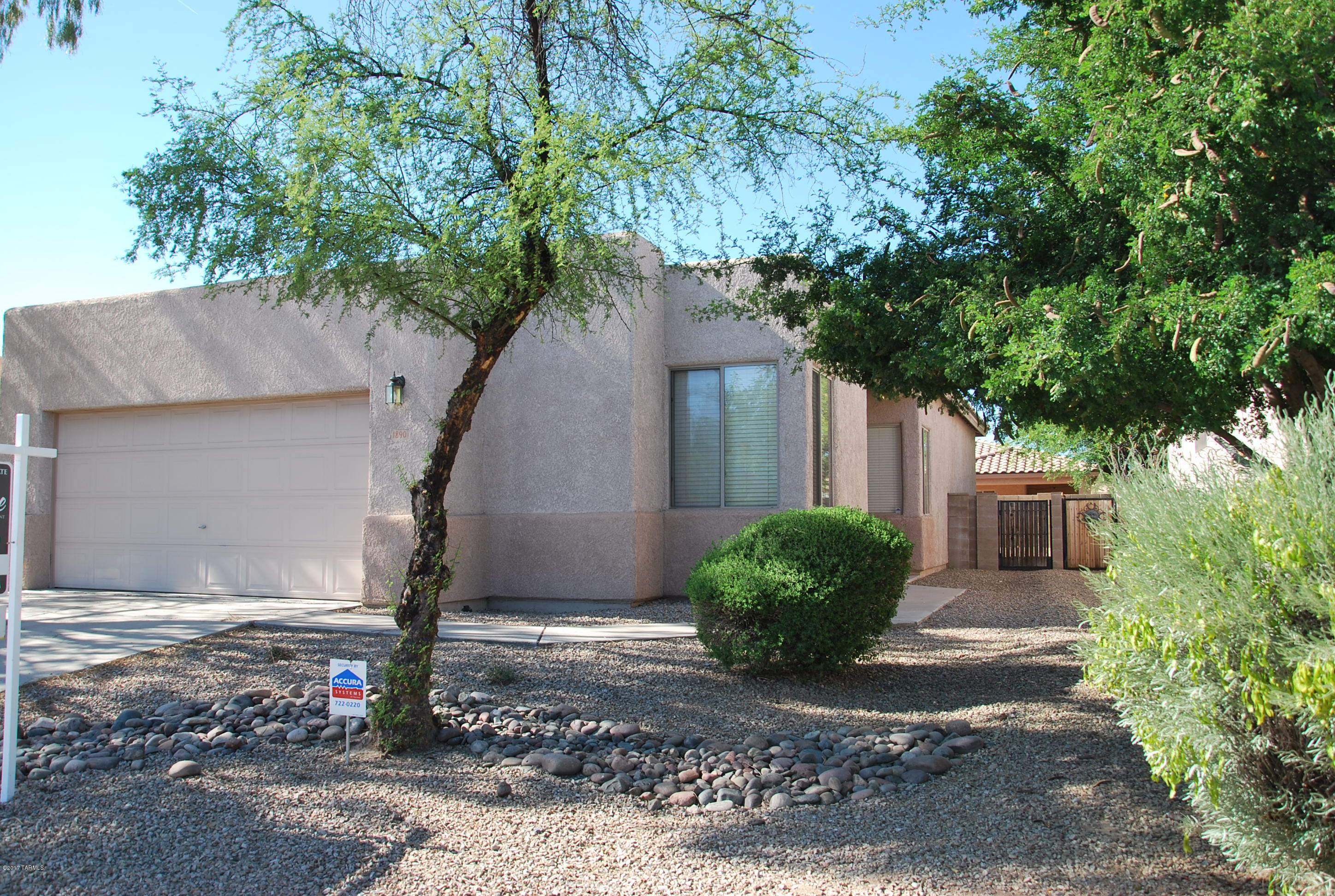 Beautifully maintained home. Brand new carpet and tiles floors make this home move-in ready. Brushed nickle fixures in kitchen and baths. New tile back splash adds charm to kitchen.  Great split bedroom floor plan.  This home is convenient to  shopping and hospitals. This is an A.F. Sterling community.
