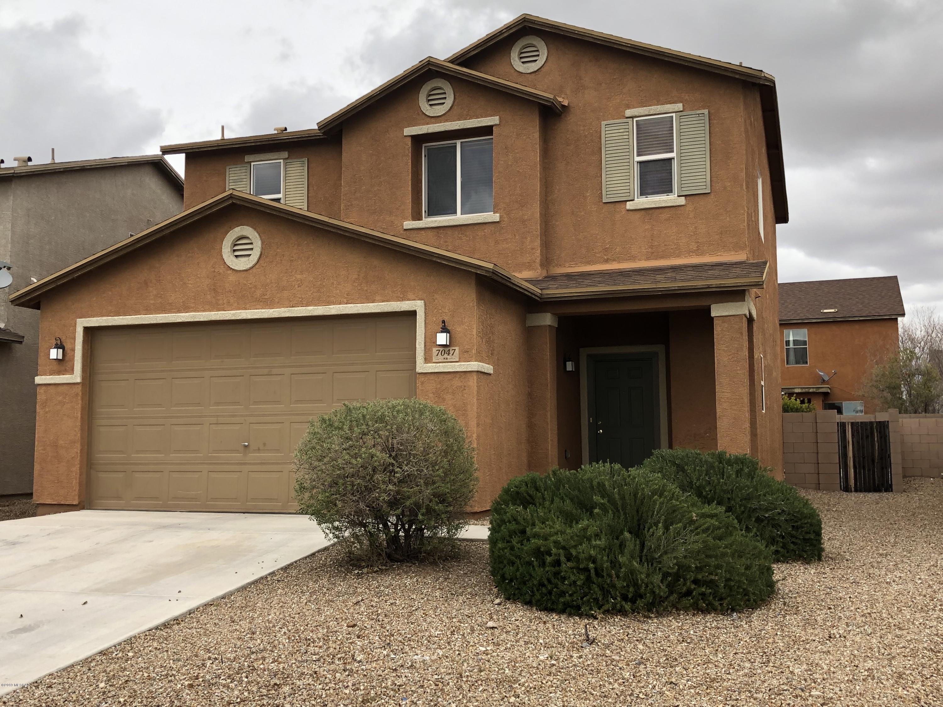 Move in Ready 3BR/2.5Ba home in excellent Tucson location near DMAFB, Raytheon, I-10, & Southeast Tech Coridor. Large Ceramic tile, Maple cabs, Wood blinds. North facing backyard keeps you cool in the summer.TEP guaranteed  Home with radiant roof barrier for added energy efficiency. Spacious kitchen with breakfast bar. Master has separate shower, Garden Tub, and dual sinks. you won't be disappointed with this very special home at an incredible low price.