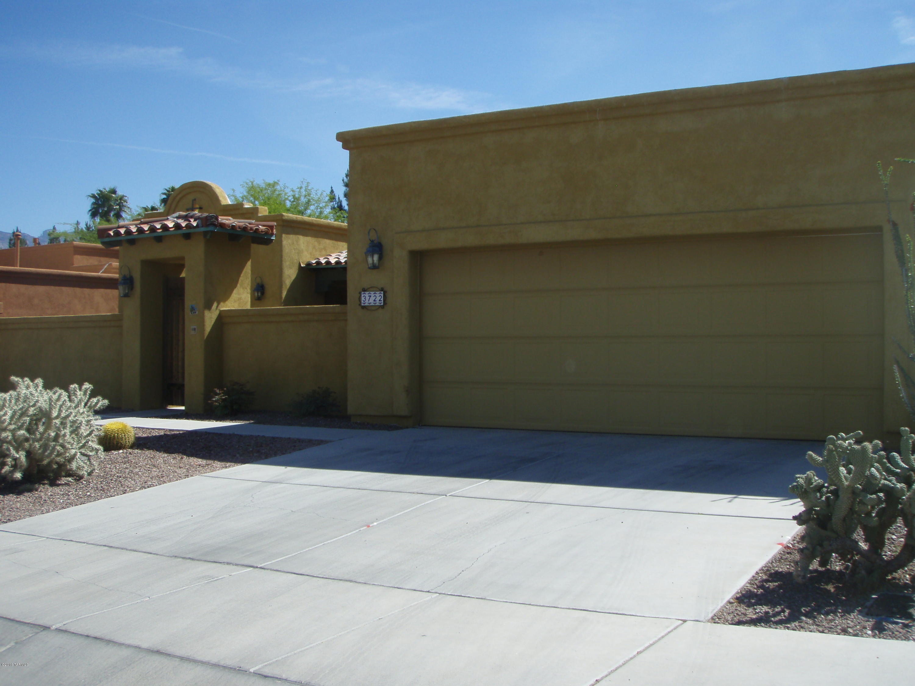 FULLY FURNISHED/VACATION RENTAL - 
Gated community
Just a few minutes from U of A, medical facilities, great restaurants and so much more! Front court yard and entry way, split bedroom plan, includes all appliances, concrete floors, great kitchen. Master suite has jetted tub, lots of natural light, covered patio and great, BBQ.
THE ABOVE RATE APPLIES ONLY THROUGH OCTOBER 31, 2016. AFTER THAT DATE WINTER SEASON RATES APPLY. PLEASE CONTACT OUR AGENT FOR SEASONAL RATES