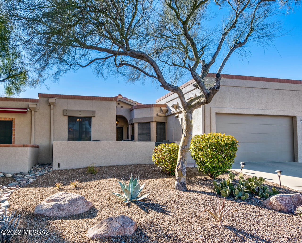 RARE FIND. Fully furnished turn-key SC TH/villa w/ elevated lot & spectacular view private courtyard! Sip morning coffee watching the parade of wildlife & Catalina Mountain sunrises. At sunset, grab your drink because the mountains turn pink and you have a front-row seat! Roof is recent & maintained by HOA (w/ pest control, paint, landscaping, etc.). New granite, new dual-oven range and view in kitchen. Huge master with walk-in closet, granite/tile bath and private bay window. Great office for your computer. Washer/dryer stay. Adorable private, brick patio is completely fenced. Easy-maintenance for full time or secure/care-free ''lock-and-leave'' if you go back home in summer. Best of all, it's on the friendliest street in Sun City Oro Valley.  ONLY AVAIL VILLA in SCOV. Please review the pics and 3-D virtual walk-through carefully before requesting viewing. Serious, pre-qualified buyers may visit the home personally (on THUR., 3/3 by appt. only - w/ listing agent). No open house. Strict covid safety protocol required. TWO HOAs
