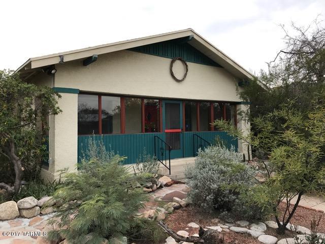 Adorable historic home located in Menlo Park. Features 2 bedrooms, 1 bath, hardwood floors, original wood trim, kitchen with eat-in area, Arizona Room, large and lush backyard. Located minutes to downtown and UA, near El Mercado