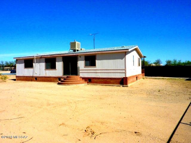 1989 Cavco 3bdrm/2Ba home om 1.95 acres off Camino Verde. Fantastic VIEWS! Home is fenced, fresh interior paint and new carpet. Massive 30x50 workshop wide dbl doors that must be seen. Previous owner ran a business.
