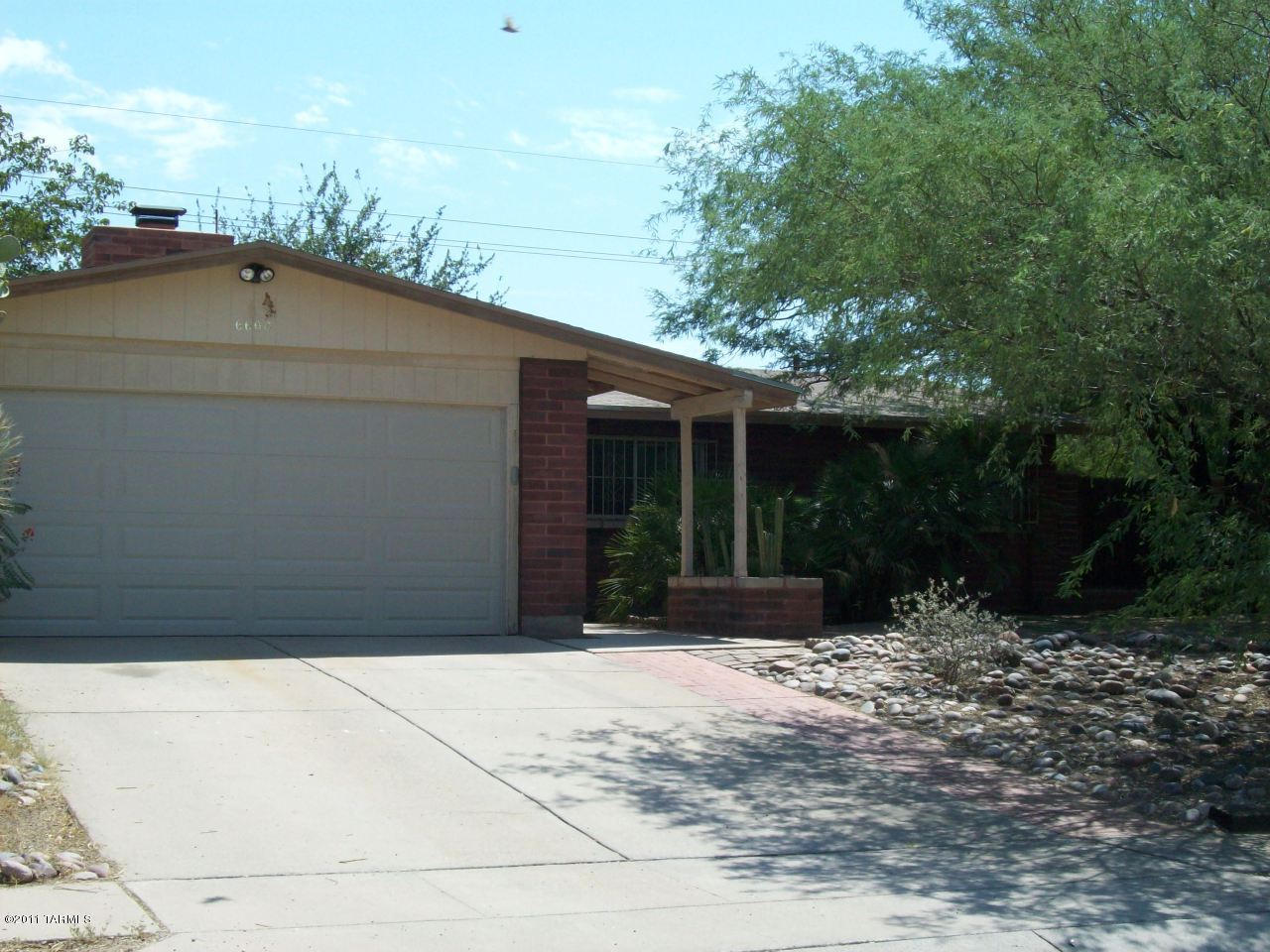 Rental listed with Jennifer Tillman, Copper Rose Realty, REALTOR/Property Manager.
With its open feel, fresh paint, security doors, garage door and updates galore, this 3br 2ba, 1263 sq ft home has all you have been looking for. The home sits on a corner lot and has a huge backyard. There are stereo hook ups for surround sound, fireplace and huge wall mount A/C that cools the dining area, family area and kitchen. French doors lead to backyard with covered patio. This home is close to everything. Raytheon, bus stop, both elementary and middle school bus stops, Costco, restaurants and shopping, with easy freeway access. W/D provided but are as is.