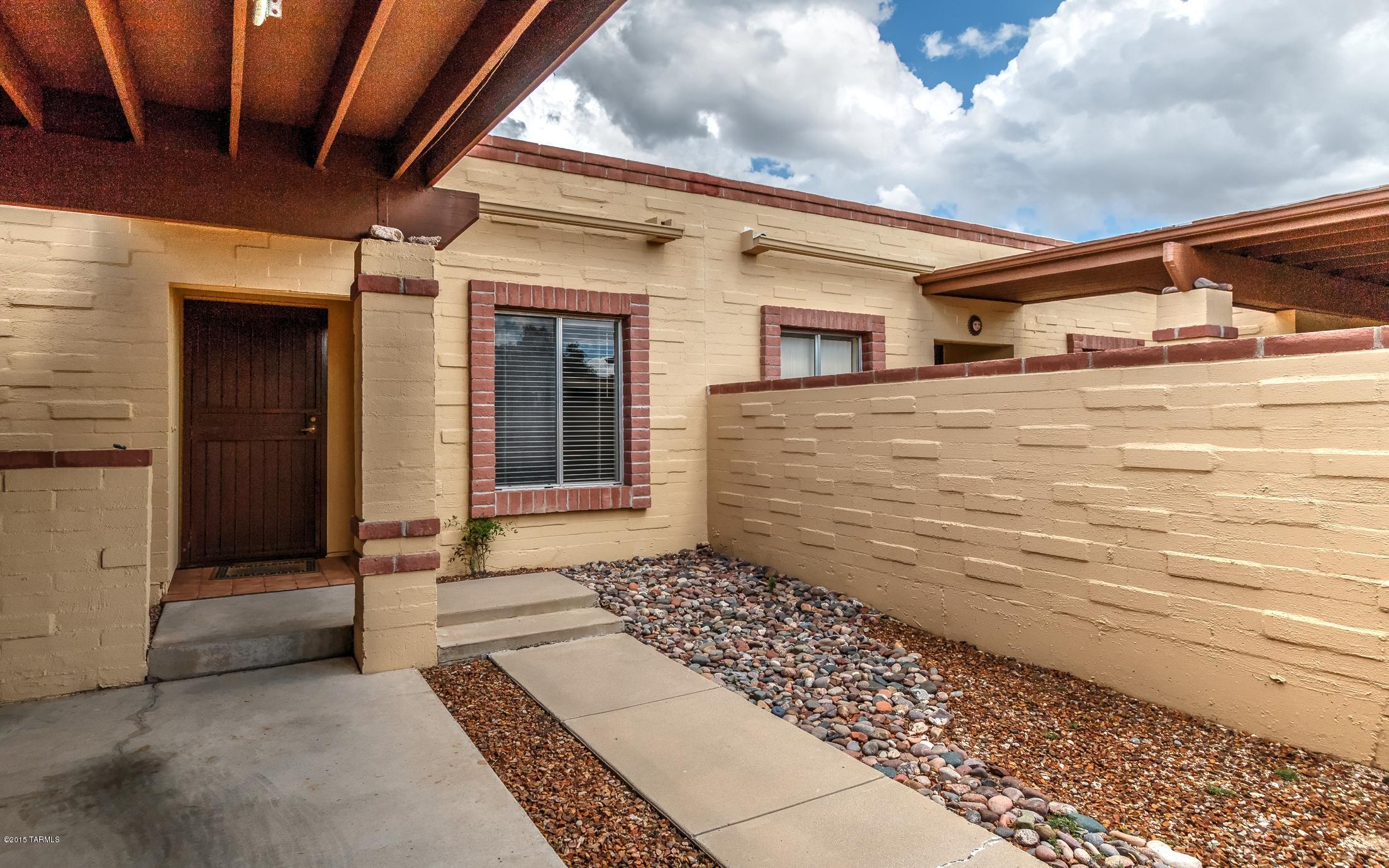 3 bedroom 2 bath townhome in a great location! Open floor plan with fireplace. Light and bright with all appliances. Clean and move in ready. Wonderful NE location is near shopping, restaurants and Udall Park. Come see today!