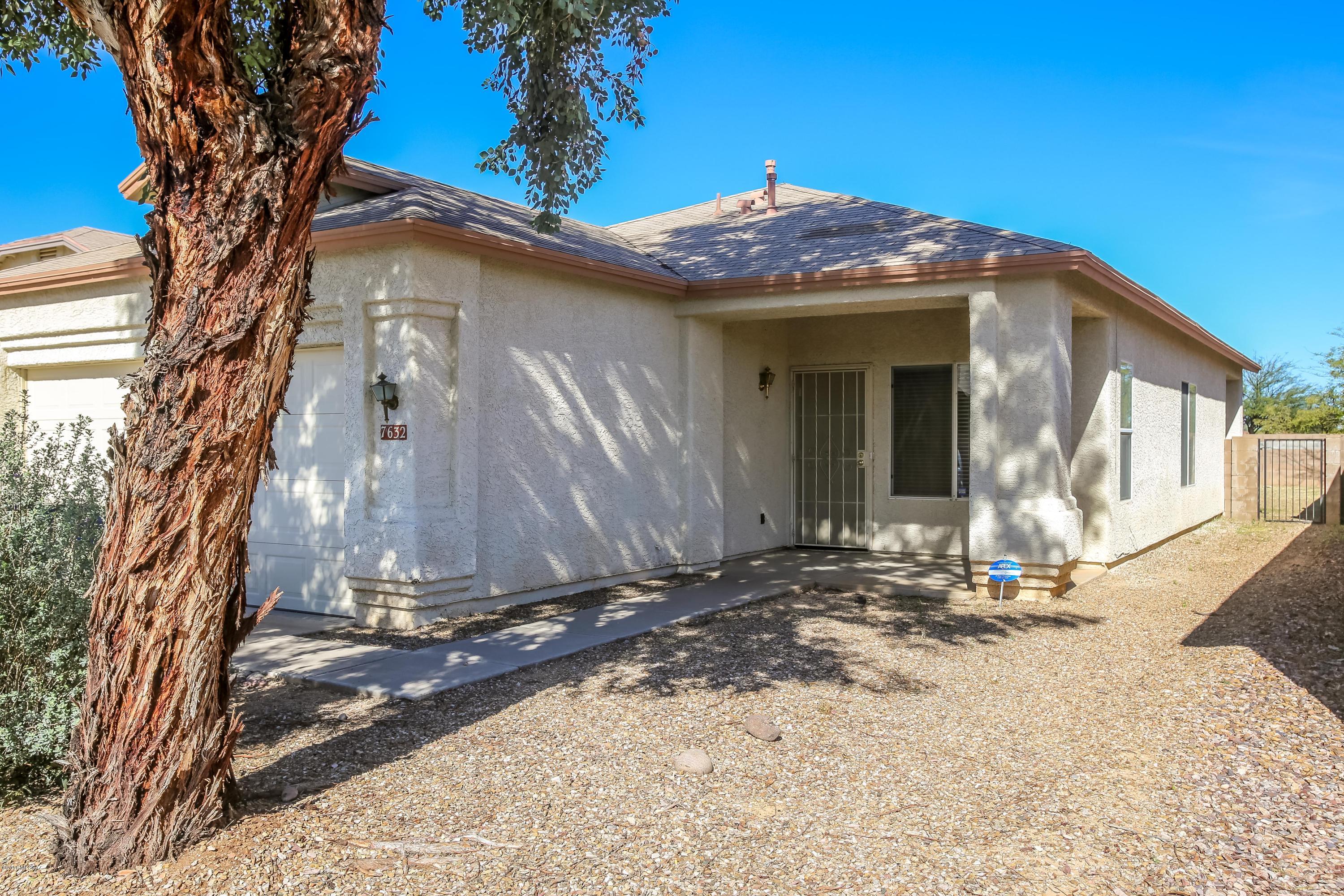 Newly painted 3 bedroom, 2 bathroom home in the Vail school district with new carpet! Open kitchen and living room are great for entertaining. Backyard is a great place for pets to roam and has high block walls for privacy. Master bath with dual vanity and walk-in closet! Close to shopping, schools and I-10! Dogs allowed under 35 lbs.