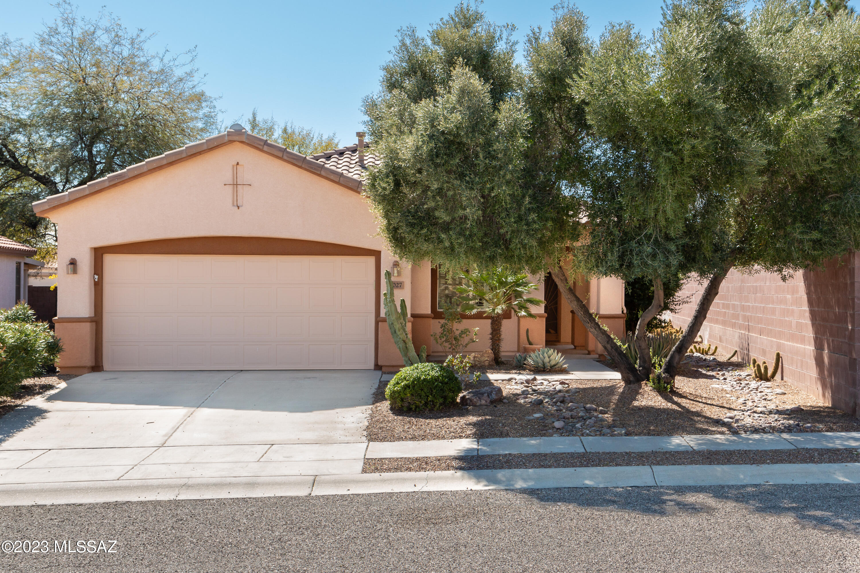 A lovely entry walkway guides you to the front door of this Sedona model home. As you enter, this warm and inviting home encompasses 1484 sq ft and is enveloped by plantation shutters. A breakfast bar serves as a casual space for meals on-the-go. The private nook provides a more formal setting for sit-down dinners. An open great room with gas fireplace is the perfect spot for conversation. The spacious primary bedroom is located in the rear of the home, with a private en-suite and walk-in shower. Centrally located, the guest bedroom has a guest bath nearby with a shower/tub combo. The den provides yet another space for activities. A cozy, private covered rear patio captures views from the garden area. The laundry room is just off the 2-car garage with storage. New roof installed 2017.