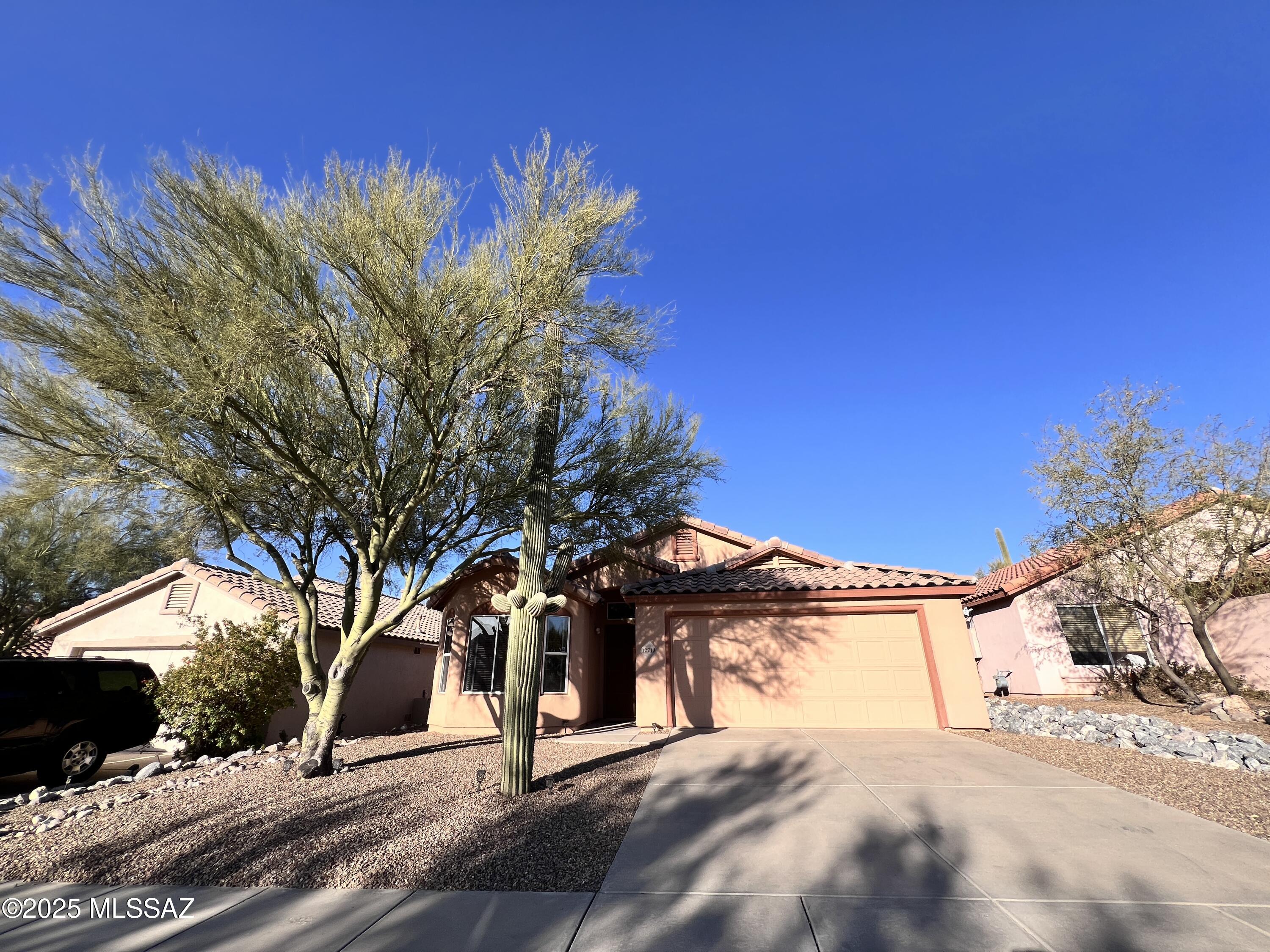 Located in Dove Mountain minutes to shopping, parks, hiking, and more! This 3bdr/2ba home offers tile floors throughout, ceiling fans, a fenced backyard w/covered patio. Open/bright living room w/high ceilings, kitchen features stainless steel appliances and eat-in nook with bay window. Spacious primary bedroom w/ensuite has dual vanity, walk-in closet, and garden tub. This home also offers solar for lower electric bills!
 EMS REALTY REPRESENTS THE LANDLORD ONLY ON THIS LISTING.