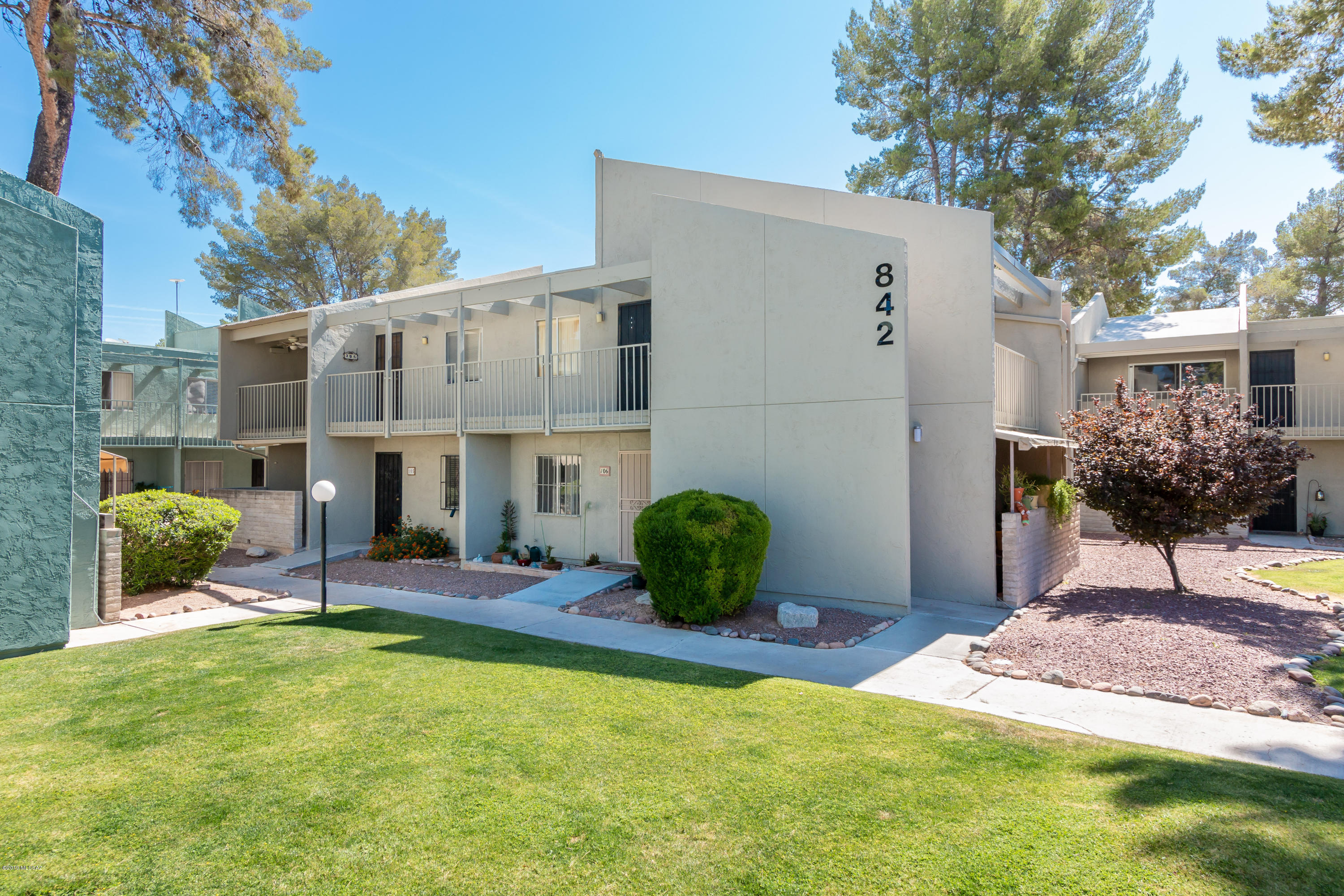 Beautifully remodeled 2bdr/2ba condo on Ground floor! Kitchen has Granite counters, tiled back splash, stainless steel appliances and counter seating. Spacious living room, dining area, covered patio and tiled floors throughout. This Rare unit has Full size front load Washer/Dryer located in hall!
Tenant occupied through 02/28/2021.