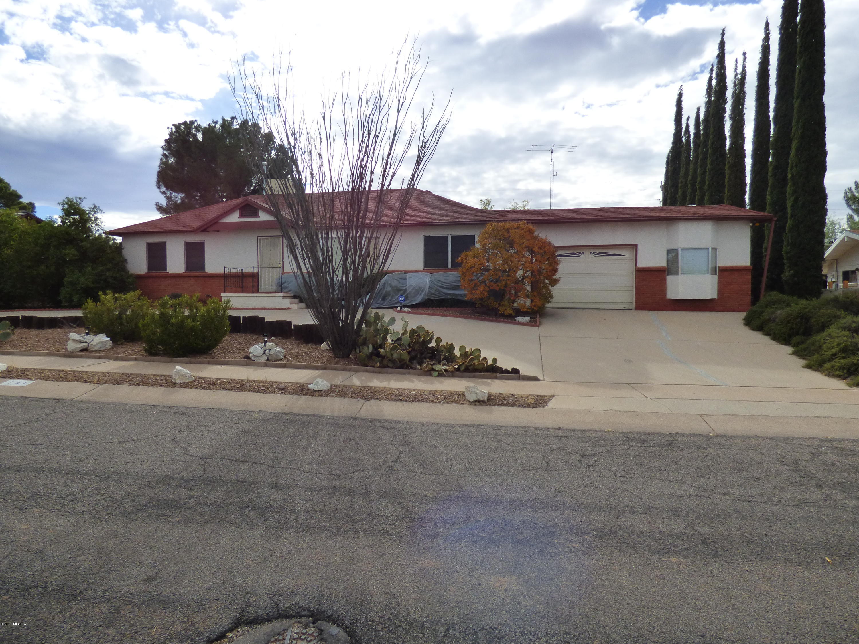 GREAT LOOKING HOME WITH PRIDE OF OWNERSHIP. VERY CLEAN WITH LARGE ROOMS AND A BEAUTIFUL BACKYARD. WORKSHOP, ARIZONA ROOM AND MUCH MORE. CALL TODAY.