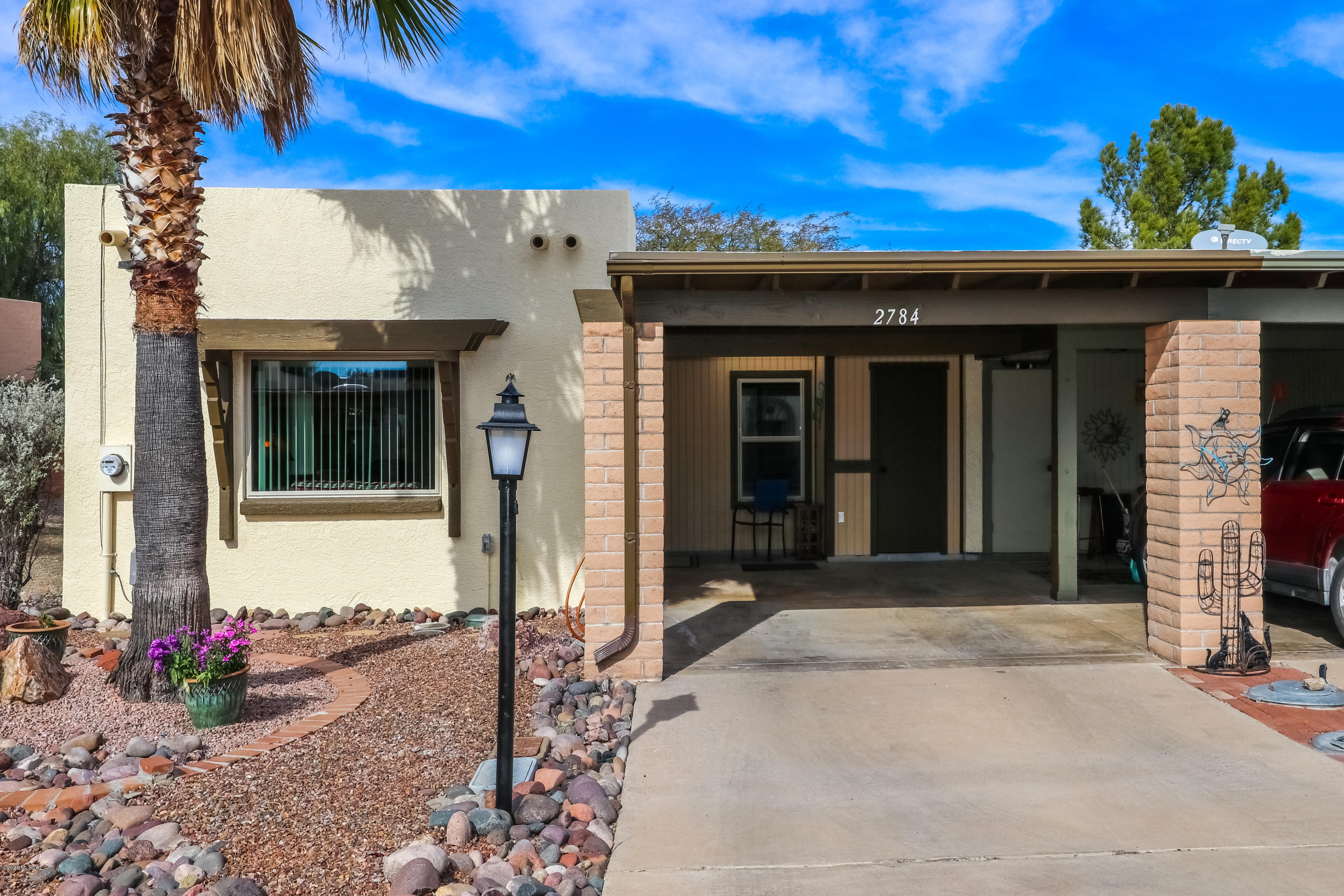 This end unit town home in Desert Hills 2 radiates a pride of ownership! Enjoy tile throughout, gorgeous granite counter tops, newer dual pane windows, fresh southwest style interior paint, and comes partially furnished! Within walking distance of Green Valley Recreation facility, close to shopping and golf courses.