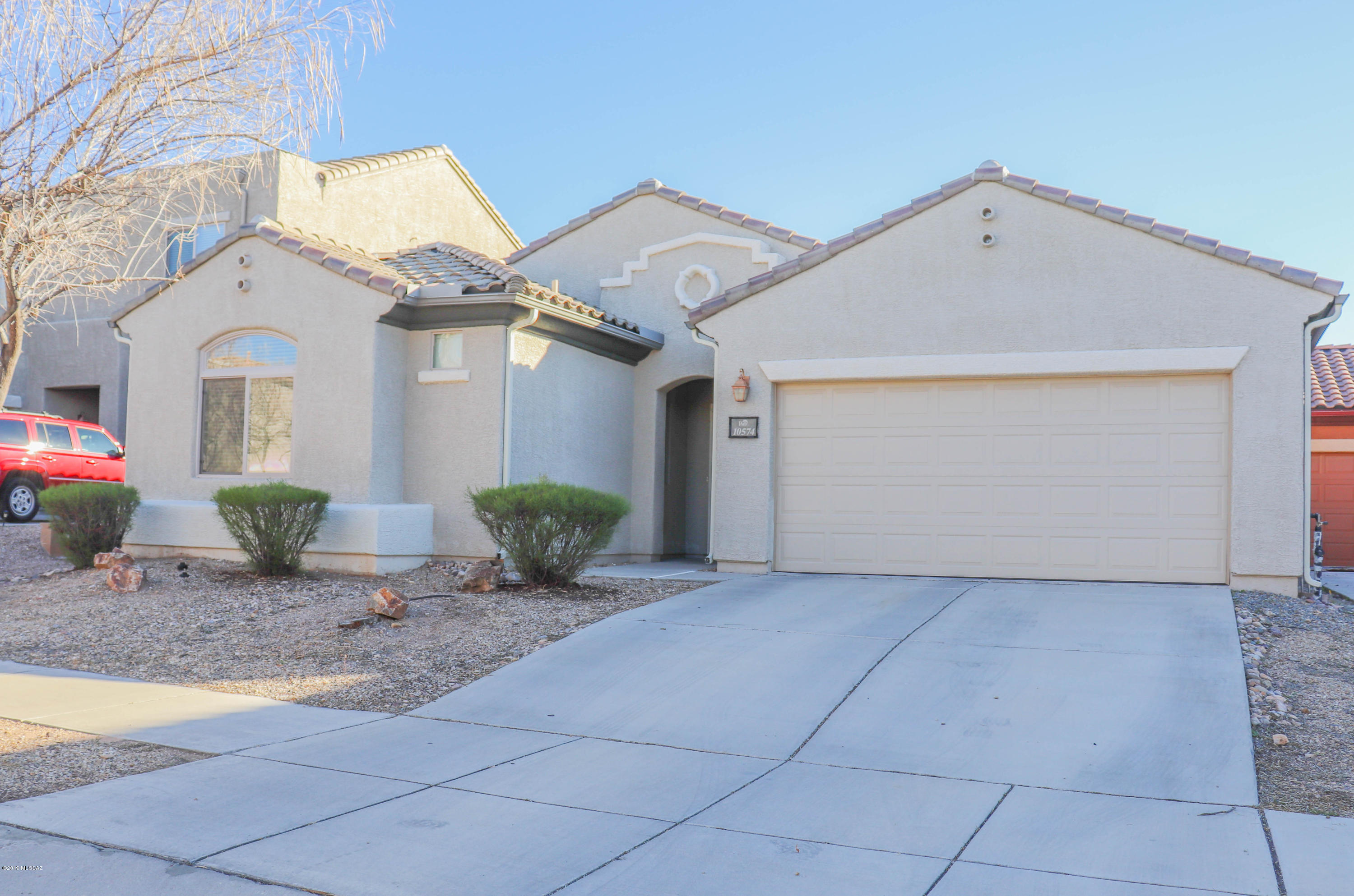 Charming single level 1517 SF, 3 Bd, 2 bath home in highly desirable Sierra Morado!  Vail School district.  This well maintained home features tile and laminate flooring throughout! Low maintenance front and back yard. Solar hot water heater.  

Neighborhood features community pool and spa, bike trails/walking paths and mountain views!  Schedule your showing today!!!!!!!!