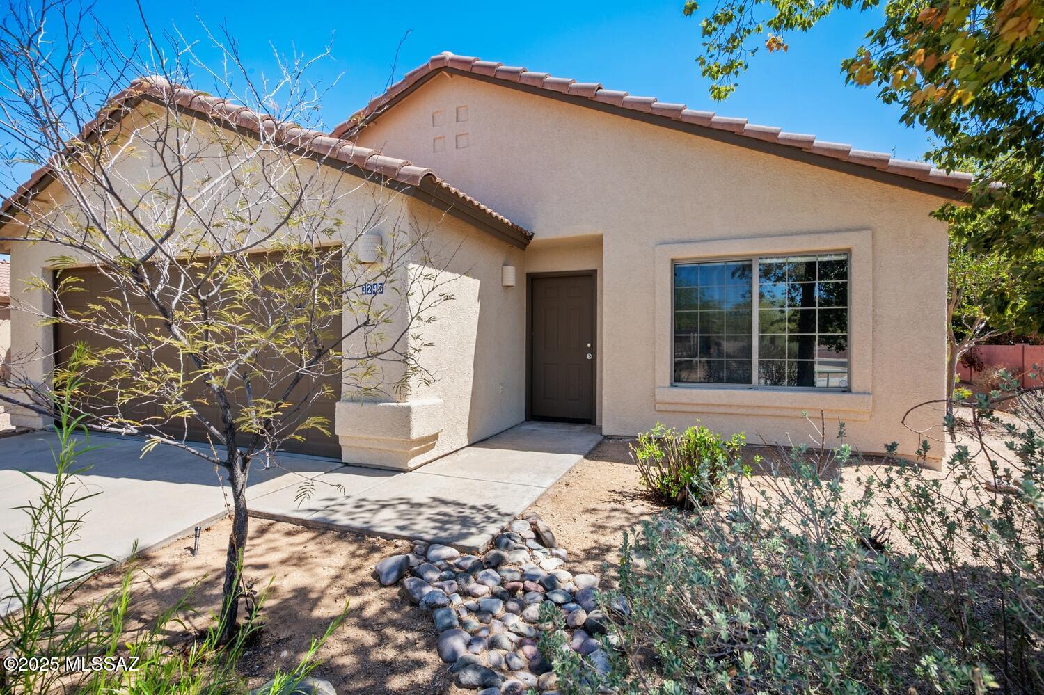 Beautiful, remodeled home on quiet cul-de-sac street. Great location and close to shopping, schools, restaurants. All new flooring with waterproof luxury vinyl tile and new tile in baths. New black quartz countertops in kitchen. New vanities in baths. Just painted interior and exterior. New turf grass with paver border in back yard. All new lighting and ceiling fans. This home offers great privacy with no neighbor behind or to the west. Check the comps! Lowest priced single level single family home between 1400-1500 SF in all of 85742...and this one is a beauty!!  Owner is a licensed realtor in AZ.