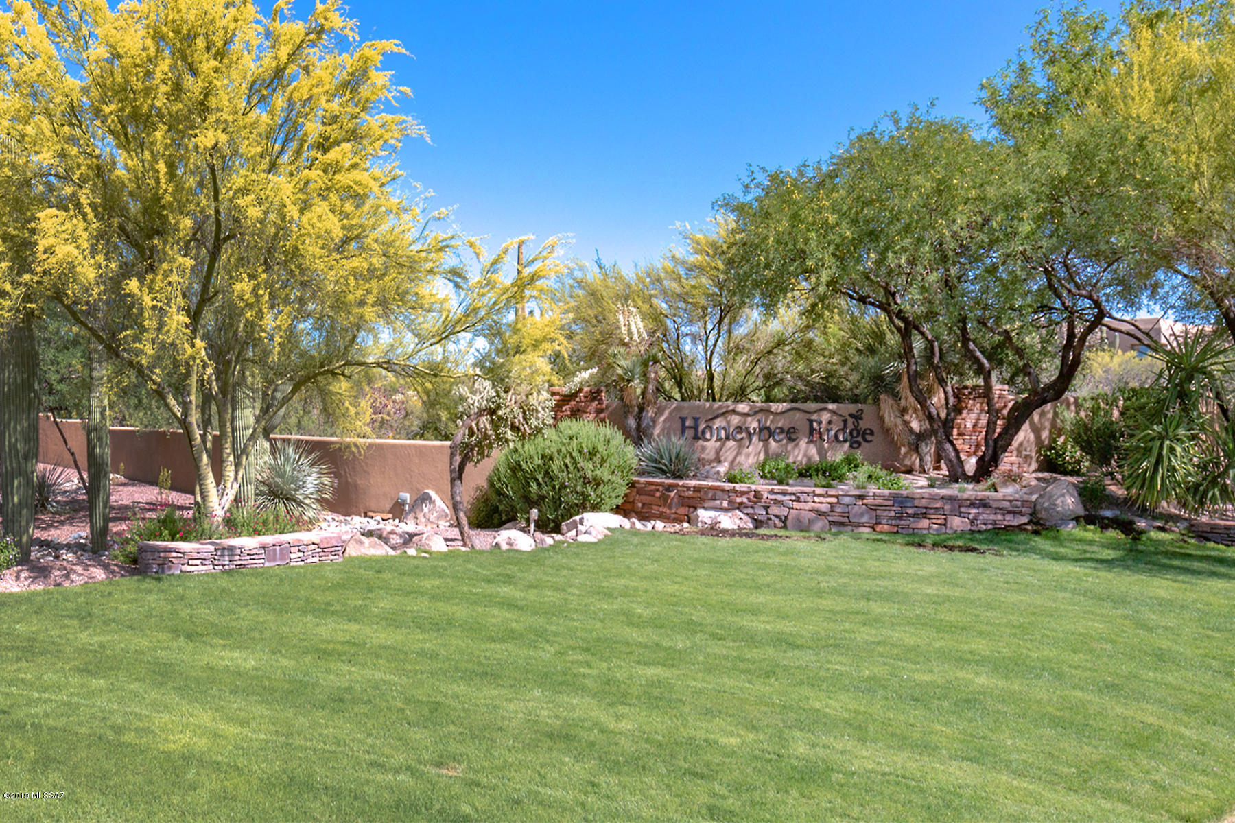 Truly spectacular 1.2 acre lot in The Estates at Honey Bee Ridge a wonderful manned gated community in Oro Valley. Secluded cul de sac homesite, unending views in all directions and privacy backing to open space and easy build.
A must see!