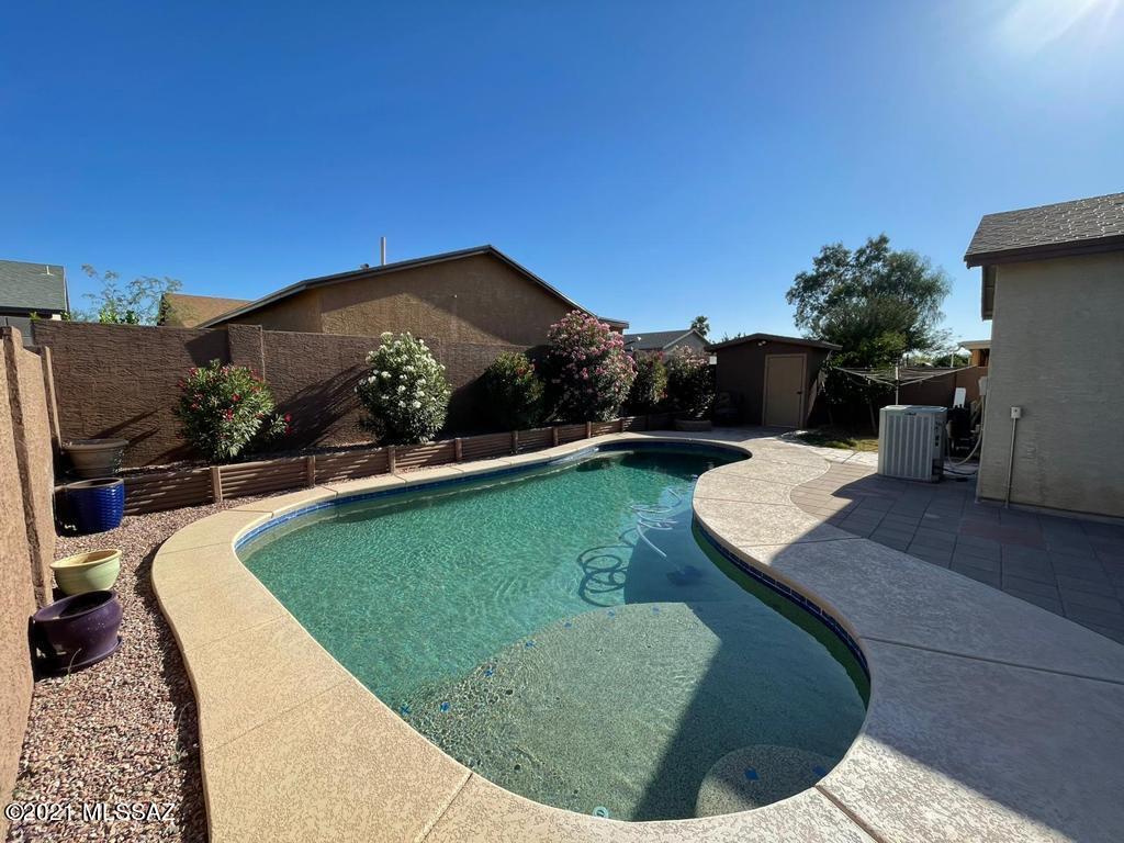 BEAUTIFUL AND WELL TAKEN CARE OF HOME CLOSE TO FREEWAY ACCESS. HOME SHOWS WONDERFULLY AND IS IMMACULATE. WALK IN TO A FORMAL LIVING ROOM TO HAVE GUESTS OVER, PAST THE LIVING ROOM YOU WILL FIND A GREAT OPEN SPACE WITH YOUR GRANITE COUNTER TOP KITCHEN ALONG WITH DINING AREA AND A FAMILY ROOM. FLOOR LAYOUT IS WELL THOUGHT OF. ONCE YOU SEE THE BACKYARD YOU WILL FALL IN LOVE WITH THE WONDERFUL BLUE SPARKLING WATER OF THE POOL. PERFECT FOR BARBEQUES AND GET TOGETHERS WITH THE FRIENDS AND FAMILY. COME TAKE A LOOK YOU WON'T BE DISAPPOINTED.