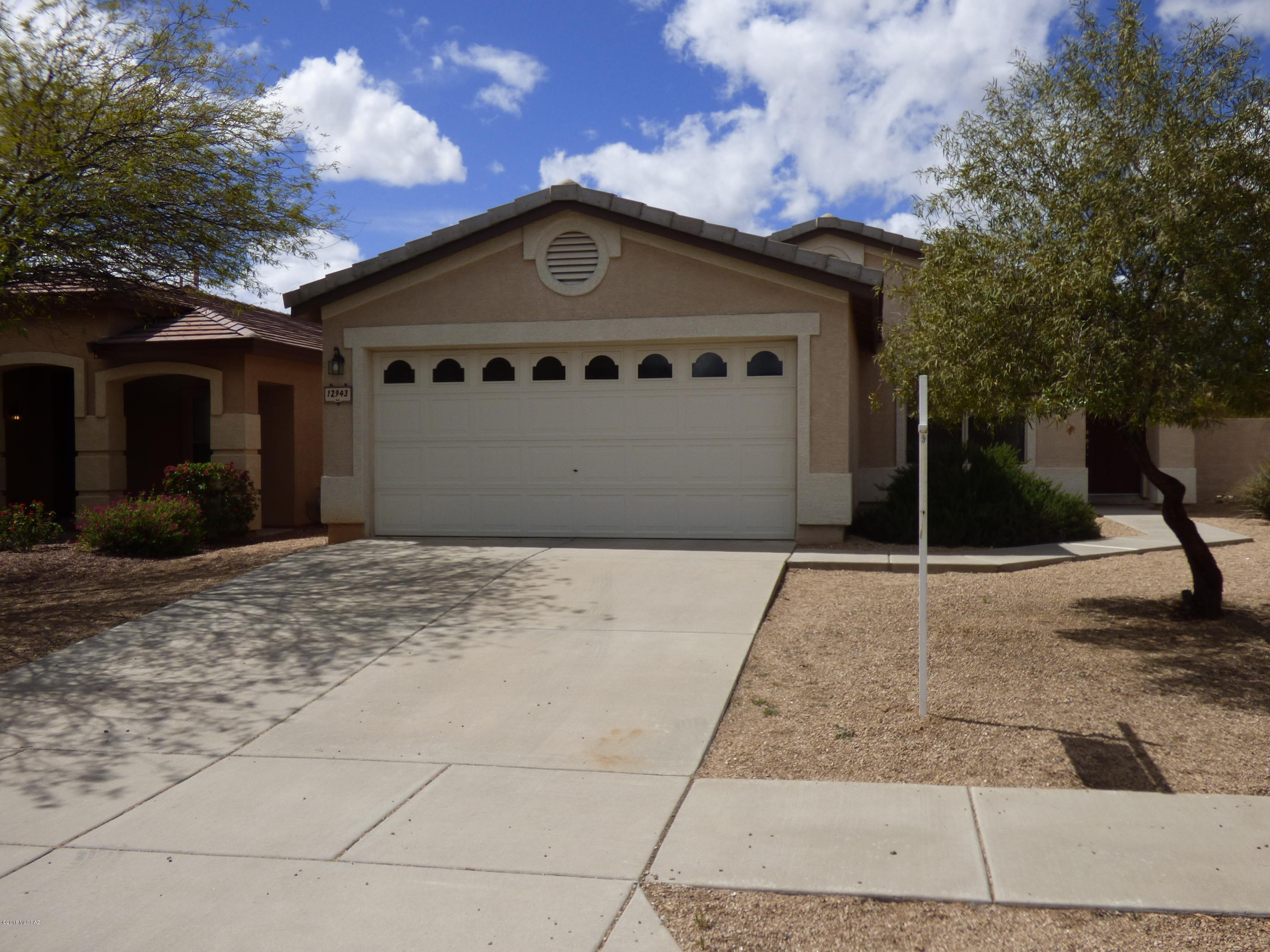 Great 3 bedroom, open and spacious with neutral colors. Wood laminate flooring, walk-in closet in MB. Borders common area to give you lots of privacy!