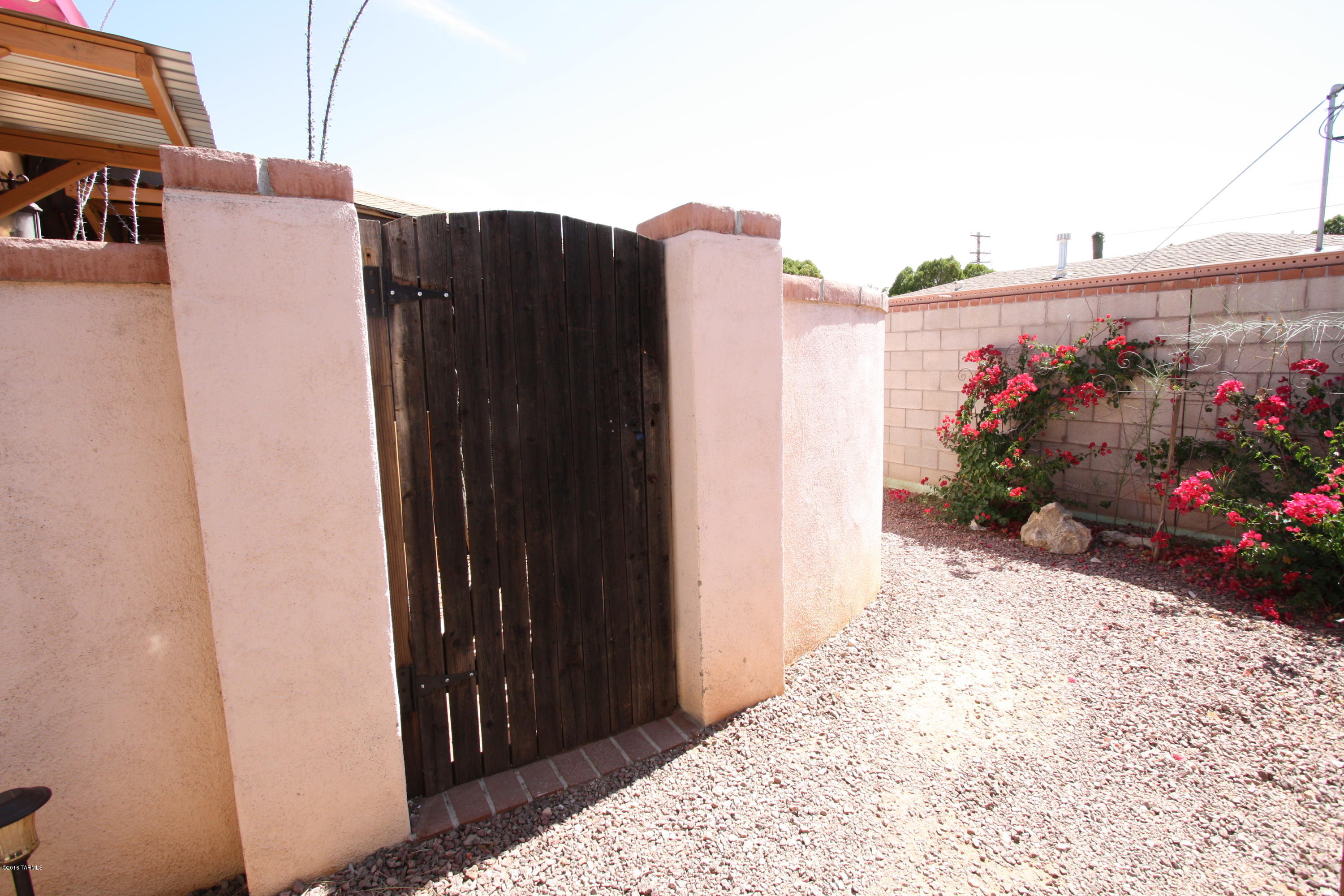 Charming studio w/electric, water and trash included. Community pool access and minutes to U of A! Community W/D.
