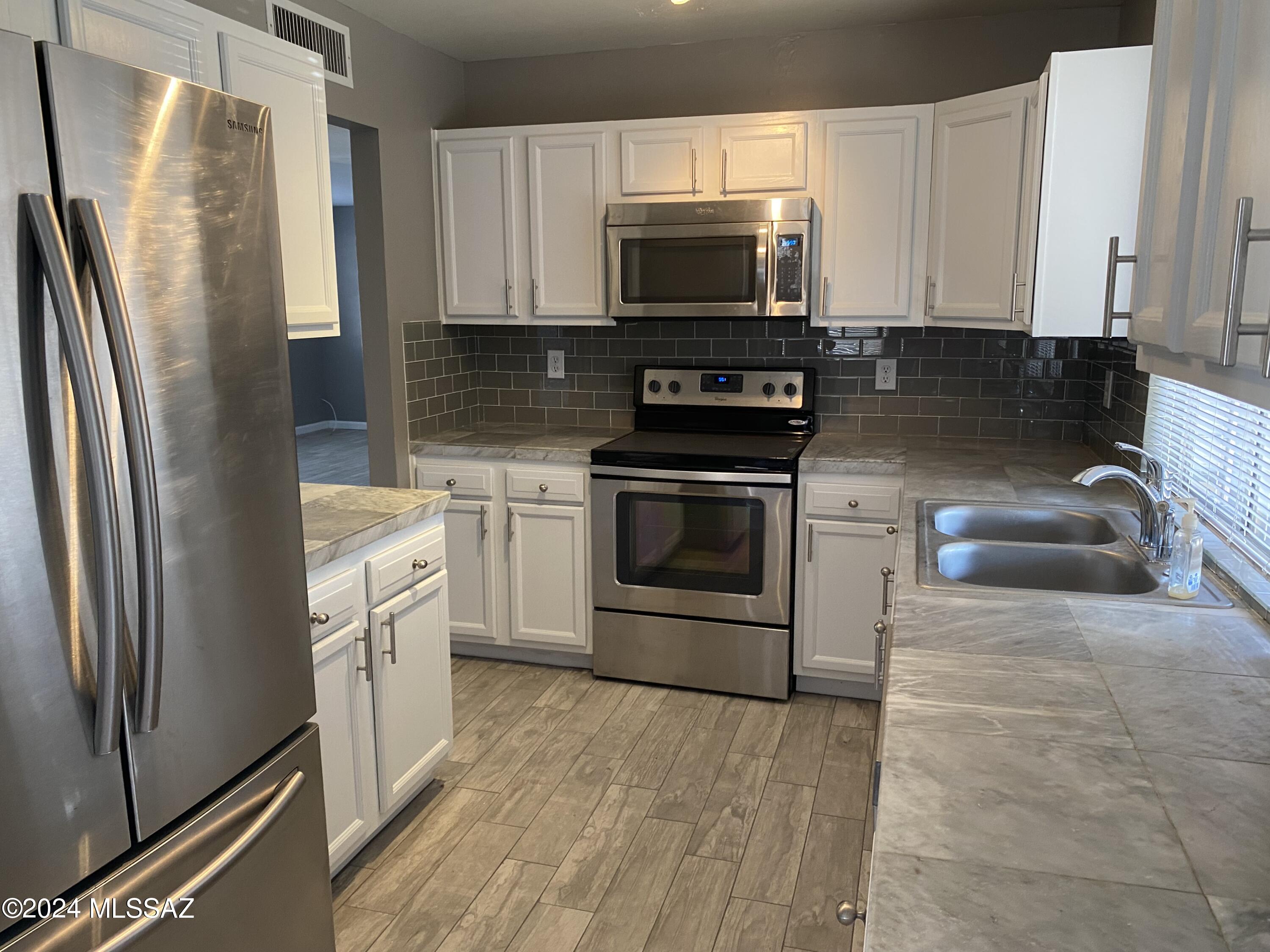 Broadway East (1-112) - Residential Lease