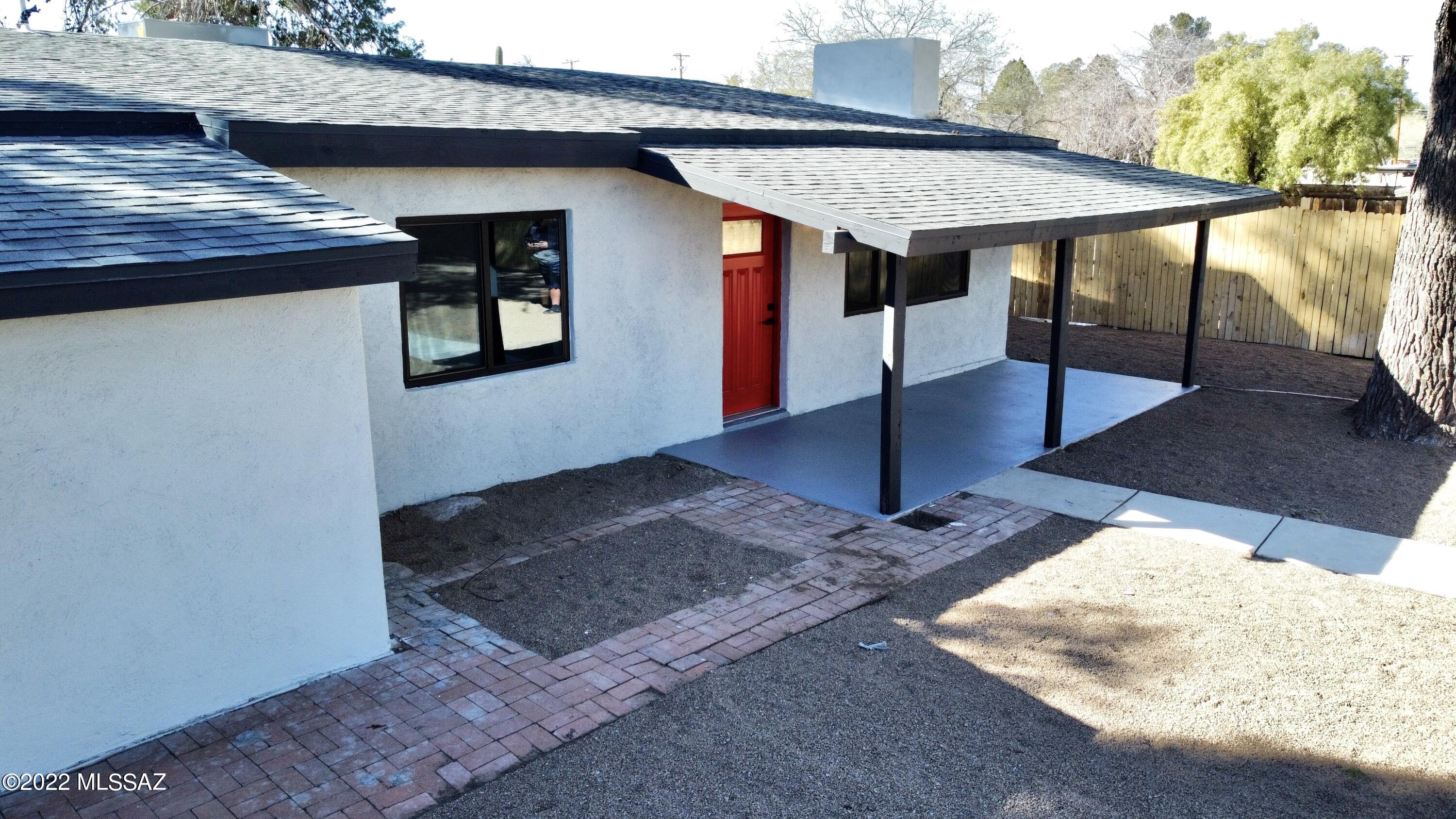 Beautiful complete remodel in Central Tucson with guest house/ casita.. come see today