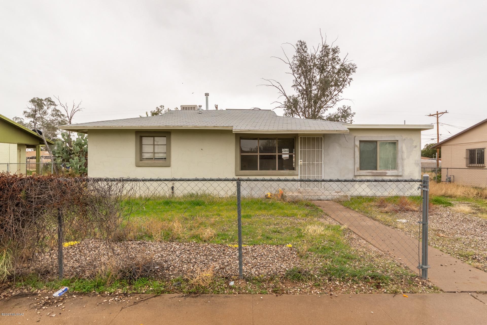 Charming 2 bedroom, 1 bathroom home available in a quiet south Tucson neighborhood with no HOA. Well placed on a large north/south facing lot in a very convenient location near shopping, restaurants and just minutes from the I-10. Inside is open and bright. Spacious living area and large kitchen with plenty of cabinet and counter space. Bathroom has a shower/tub combo. Low maintenance tile flooring flows throughout the entire home. Bedrooms are generously sized. Huge yard awaits your personal touch. Plenty of room for pets, gardening and entertaining, the possibilities are endless. Call for your showing today.