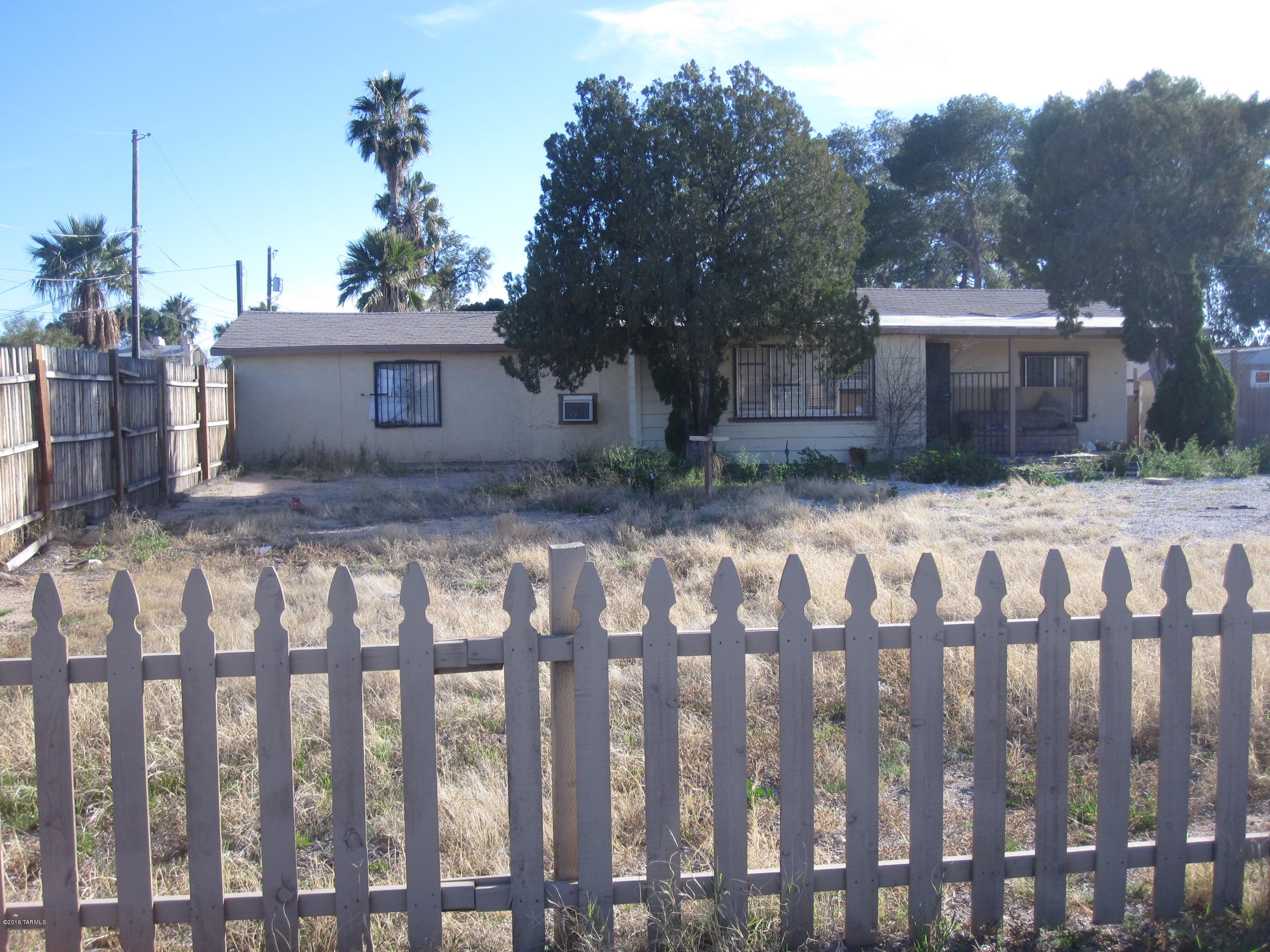 ***FIX-UP SPECIAL!*** PERFECT FOR INVESTORS OR HANDYMAN THAT WANTS SWEAT EQUITY.  1/3 acre lot near Tucson Mall. GREAT OPPORTUNITY TO ADD UNITS. ZONED FOR MULTI-UNIT HOUSING, YOU CAN HAVE 4 UNITS ON THIS LOT AND THERE IS PLENTY OF ROOM TO BUILD WHATEVER YOU WANT. SELLER WANTS QUICK SALE BRING ALL OFFERS!
KITCHEN HAS OAK CABINETS THAT ARE IN DECENT CONDITION, THE REST OF THE HOUSE NEEDS UPDATED. WOULD MAKE GREAT RENTAL WITH MINIMAL INVESTMENT.
***CASH ONLY***
DO NOT DISTURB OWNER MUST MAKE APPOINTMENT WITH AGENT.