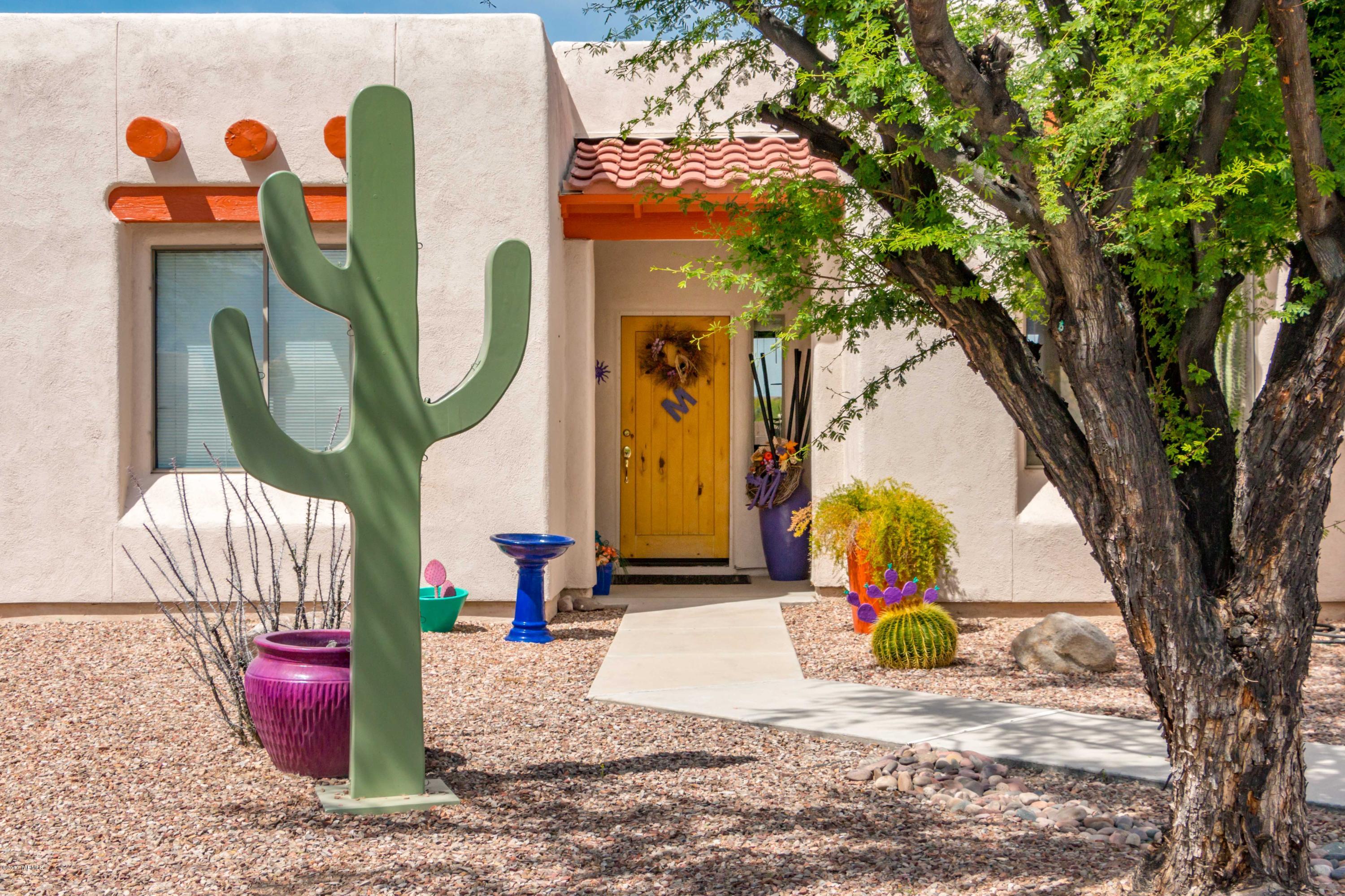 Nice clean family home, quality New World Home built in 2001, split bedroom plan, front dining area has stunning Catalina mountain views.  Middle of the house kitchen offers viewing to the large great room. Large cul de sac lot with a double entry gate to backyard has plenty of play room. Ceiling fans throughout the house. All tile with the exception of one bedroom new carpet. Fresh paint throughout. Come see this fast move in home.