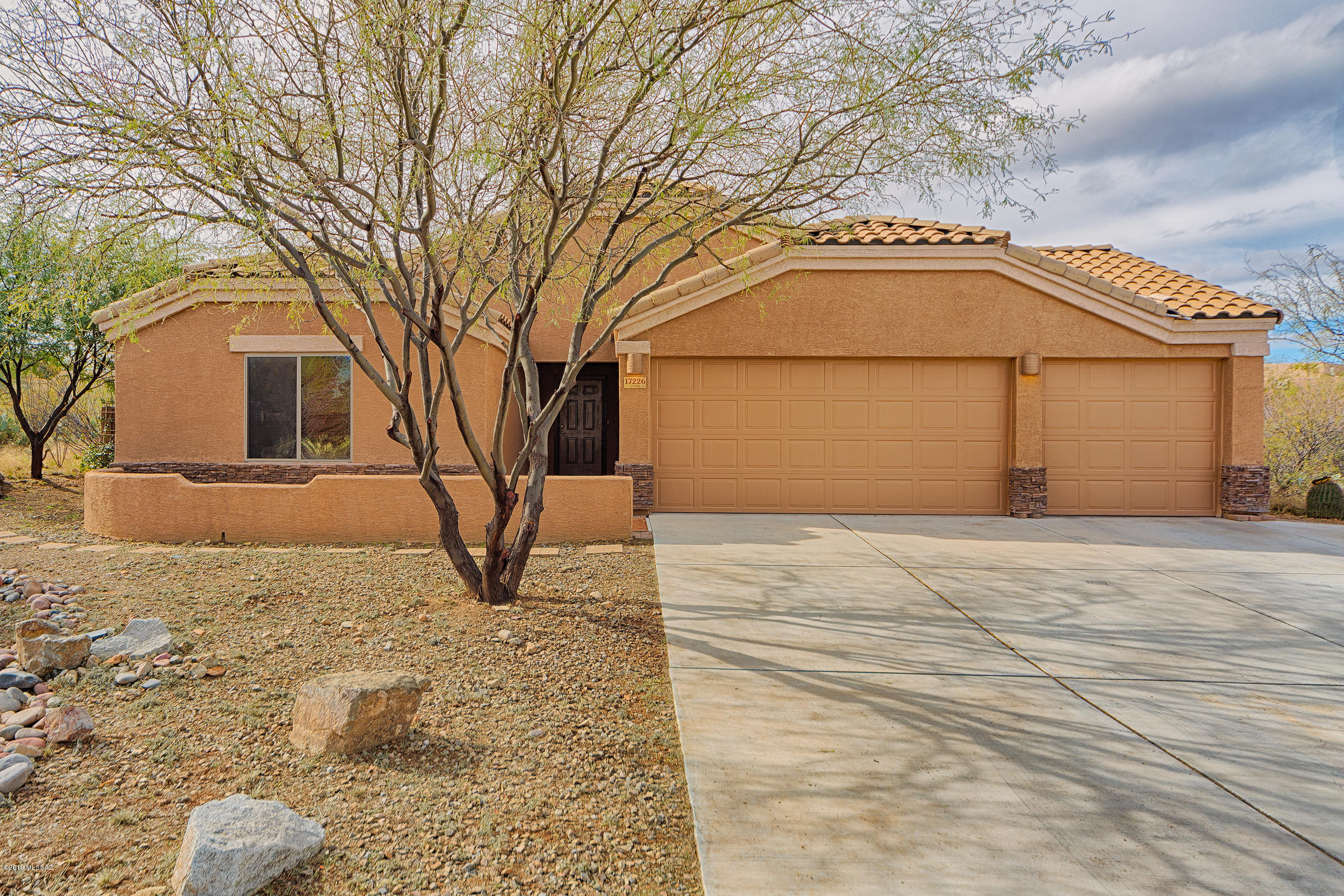 Highly sought after Sycamore Canyon neighborhood. Larger lot with desert and
Mountain views. No rear neighbors! Nicely landscaped back yard w/covered and open patios. Open kitchen w/granite counter and cook's island and all appliances 
remaining. Tile and laminate flooring throughout. Both baths have quartz counters.
Three car garage and extra wide driveway. Storage shed in backyard. Natural gas stub for potential built in BBQ. Enjoy the community park, pool & spa! Located in popular Vail school district.