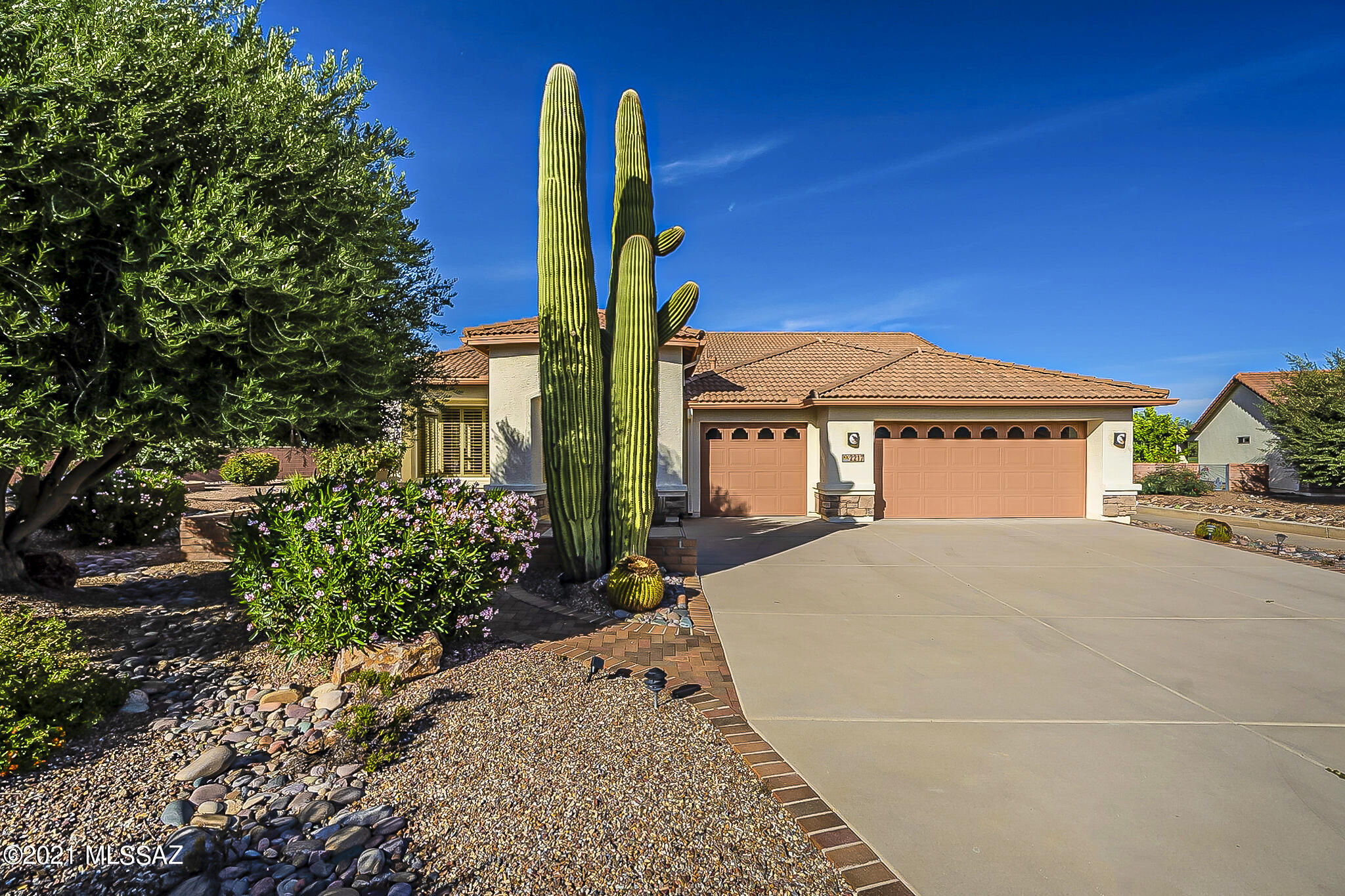 Gorgeous move-in ready hm located on fabulous golf course lot in Quail Creek! Bright, split bd plan w/custom upgrades including brick paver patios, plantation shutters, built-in bar w/wine storage, upgraded fixtures & more! Formal living & dining plus huge great rm & spacious breakfast nook off kitchen. Gourmet kitchen w/tons of cabinetry, granite, tile backsplash, SS appliances, oversized island w/breakfast bar & built-in desk. Private master suite w/lg walk-in closet, his/her sinks, vanity area & nice garden tub. Lg laundry w/ext cabinetry for plenty of storage & conv utility sink. Nice rear cov'd patio w/fans & add'l brick patio. Meticulously maintained 1/3 acre lot w/lush landscape, citrus trees, nice hardscape & panoramic views of the mountains & golf course! Mins from club amenities!