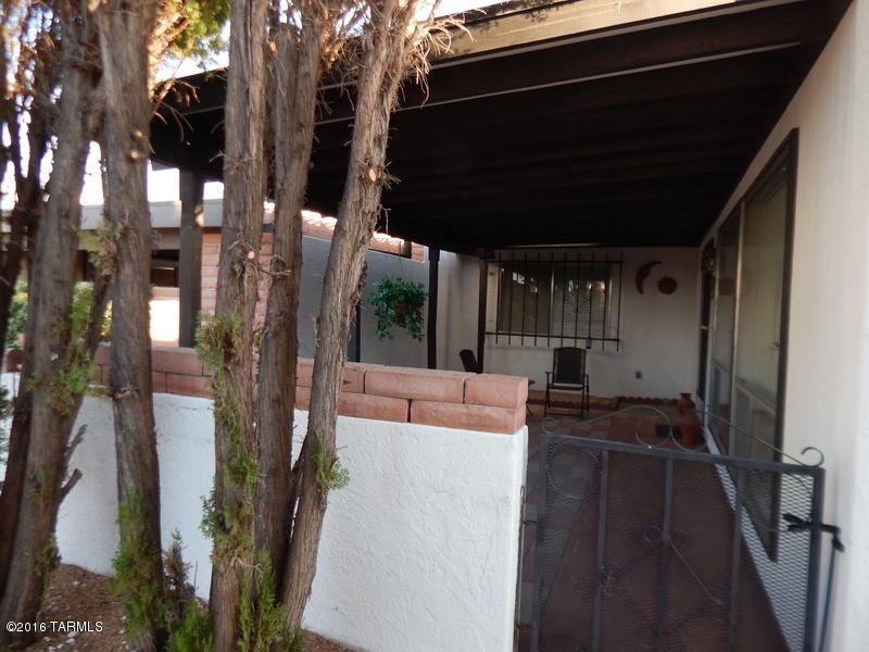 Centrally located in Casa Paloma I, plenty of space with this large floor plan and double car ports. Easy care landscaping with front covered patio and south facing back patio with nice views. New floors and updated baths, open great room. Plenty of light and AZ Room to use for various activities.