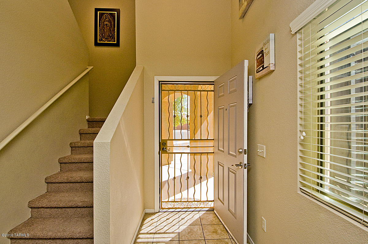 Beautiful 3 bedroom/3 bath, need more room? The large great room/Den can be used as a 4th bedroom, office, or at-home gym., 2 car garge, large backyard with nice BBQ area, if you like to make carne asada you see it!!...located near the freeway, shopping, dining, & entertainment! Hermosa casita 3 recameras/3 banos, pero necesita mas habitaciones? La Gran sala/Den Puede utilizarse como una 4 recamara, oficina o grimnasio en su casa!!!, Cochera para 2 autos, amplio y lindo patio con una muy agradable area para cocinar con su asador professional, si te gusta hacer carne asada lo tienes que venir a ver!,...Muy cerca de la autopista, tiendas, cento commercial con restaurants y entretenimiento!