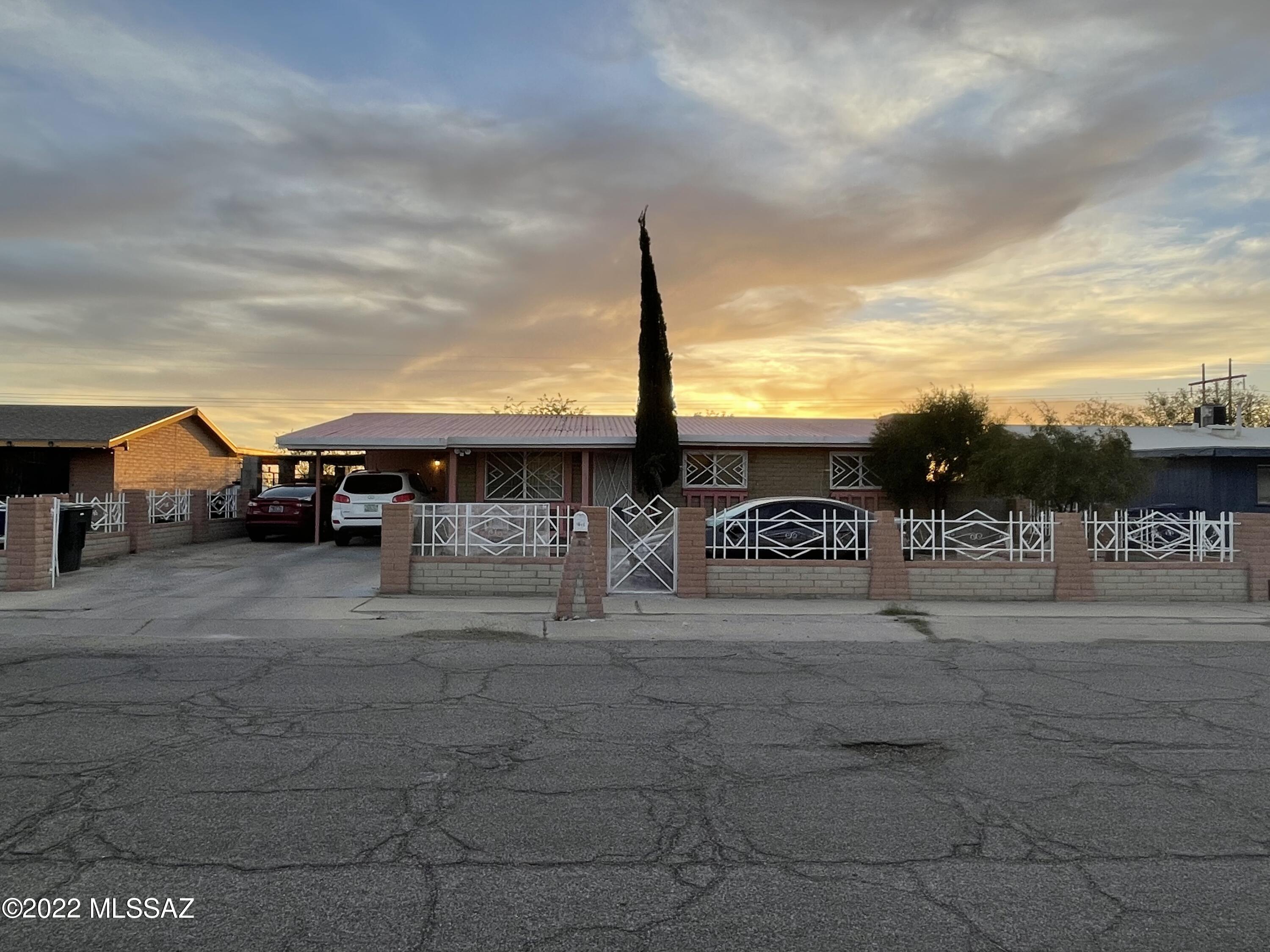 Great 4 bed, 2 bath close to shopping and freeway.