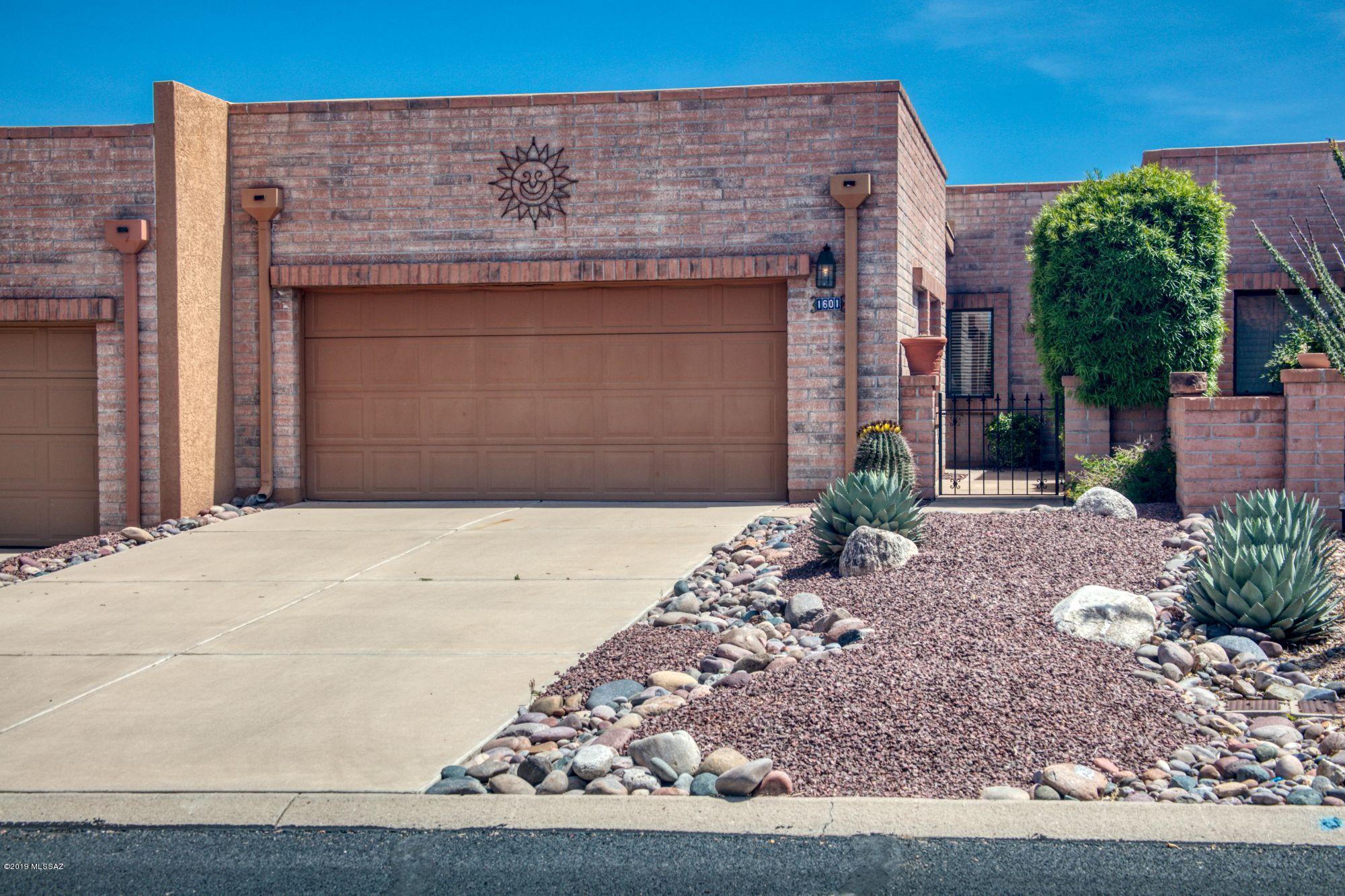 Great open floor plan makes it look a lot bigger. Super efficient model with panoramic Views  of the Santa Rita Mountains. 7 skylights, walk in closet, you're gonna love this place!