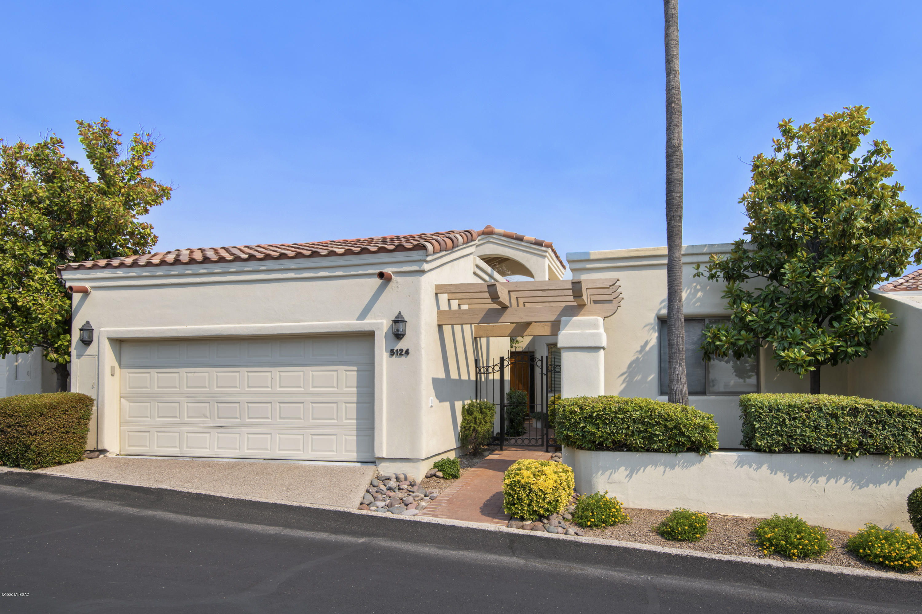 Fabulous Patio Home at the top of Skyline Country Club's prestigious El Diamonte II enclave. Gated Community. Courtyard leads  you to home with 12 ft high beamed ceilings, ceiling fans, alarm, great room w/ walls of windows overlooking an entertaining patio with stunning views of the mountain, desert, city and golf course. Stainless steel appliances with new gas cook top in large gourmet  kitchen with breakfast area w/ loads of storage. 
Spacious master Suite with seating area, large window for viewing the golf course, arroyo etc. Spa like bathroom with ample closets, walk in shower &  garden tub.  Split bedroom plan w/  2 guest rooms, one w/ built in desk. Central Vac, new paint inside & out. Skyline Golf Club membership for residents available.  You can't get better than this. GO SHOW