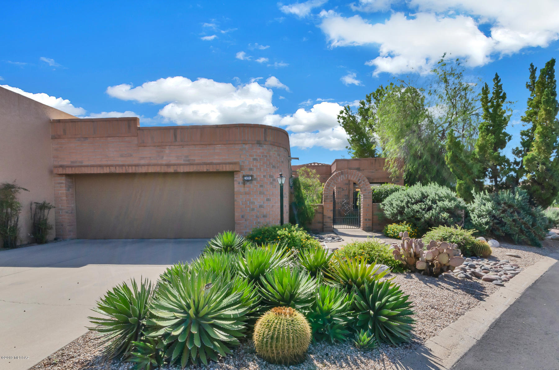 Up on the much sought-after Sunrise Ridge of Fairfield, this charming townhome has been tastefully updated, with granite counters in kitchen and baths , stainless appliances, and large, unique tile. Spacious, and light, great rm.  with high ceilings and corner fireplace.  Master Bath has been completely remodeled with designer tile, granite Double vanities. Screened Arizona Rm. E/W orientation, large back yard, covered porch, Bricked patio, gets afternoon shade, ideal for entertaining, nicely landscaped vegetation ,with mountain, sunrise and city views. Resort -living, Walk to pool, Spa, tennis , pickle-ball courts, close to restaurants, shopping, and Excercise Club